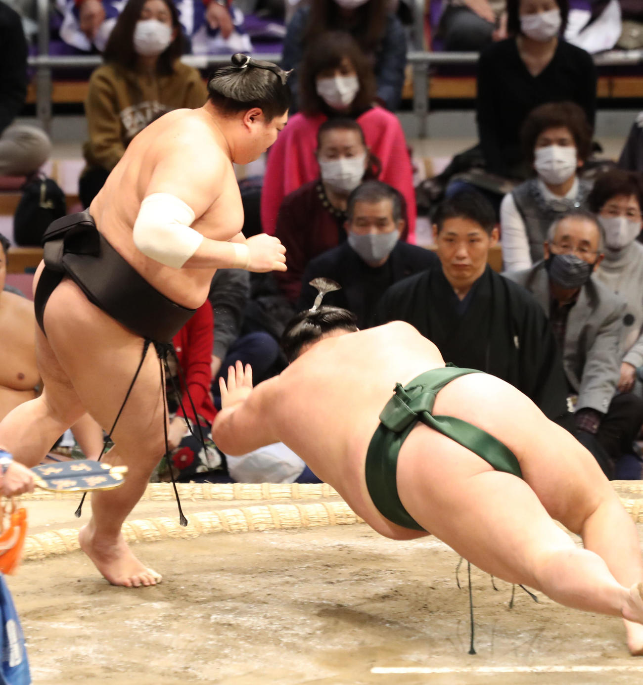 千代大龍（右）を引き落としで破る阿炎（撮影・屋方直哉）