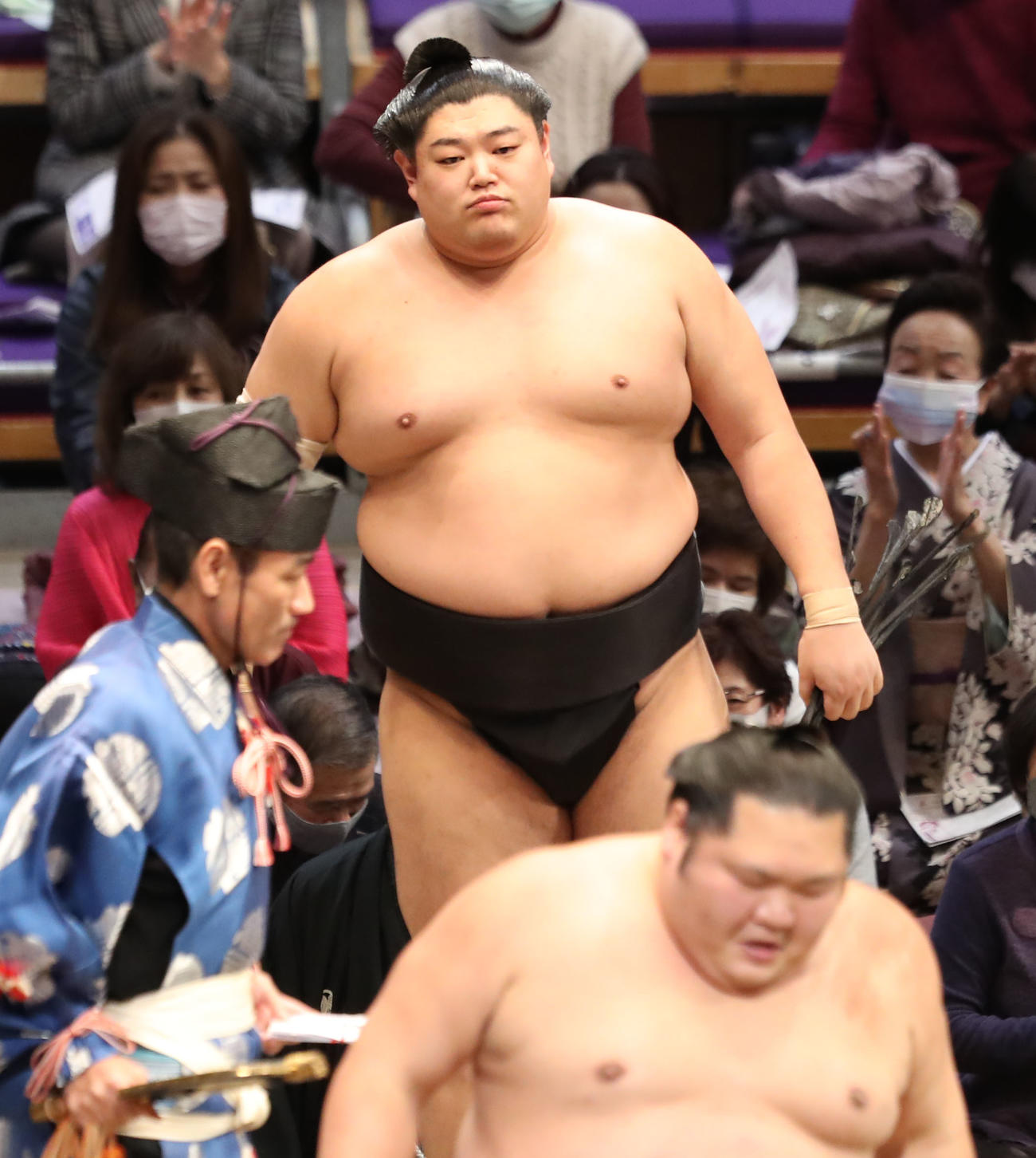 千代大龍（手前）を引き落としで破り、勝ち越しを決めた阿炎（撮影・屋方直哉）