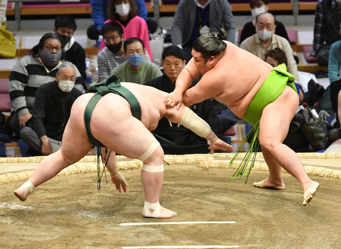 天空海は豊山（左）をはたき込みで破る（撮影・岩下翔太）