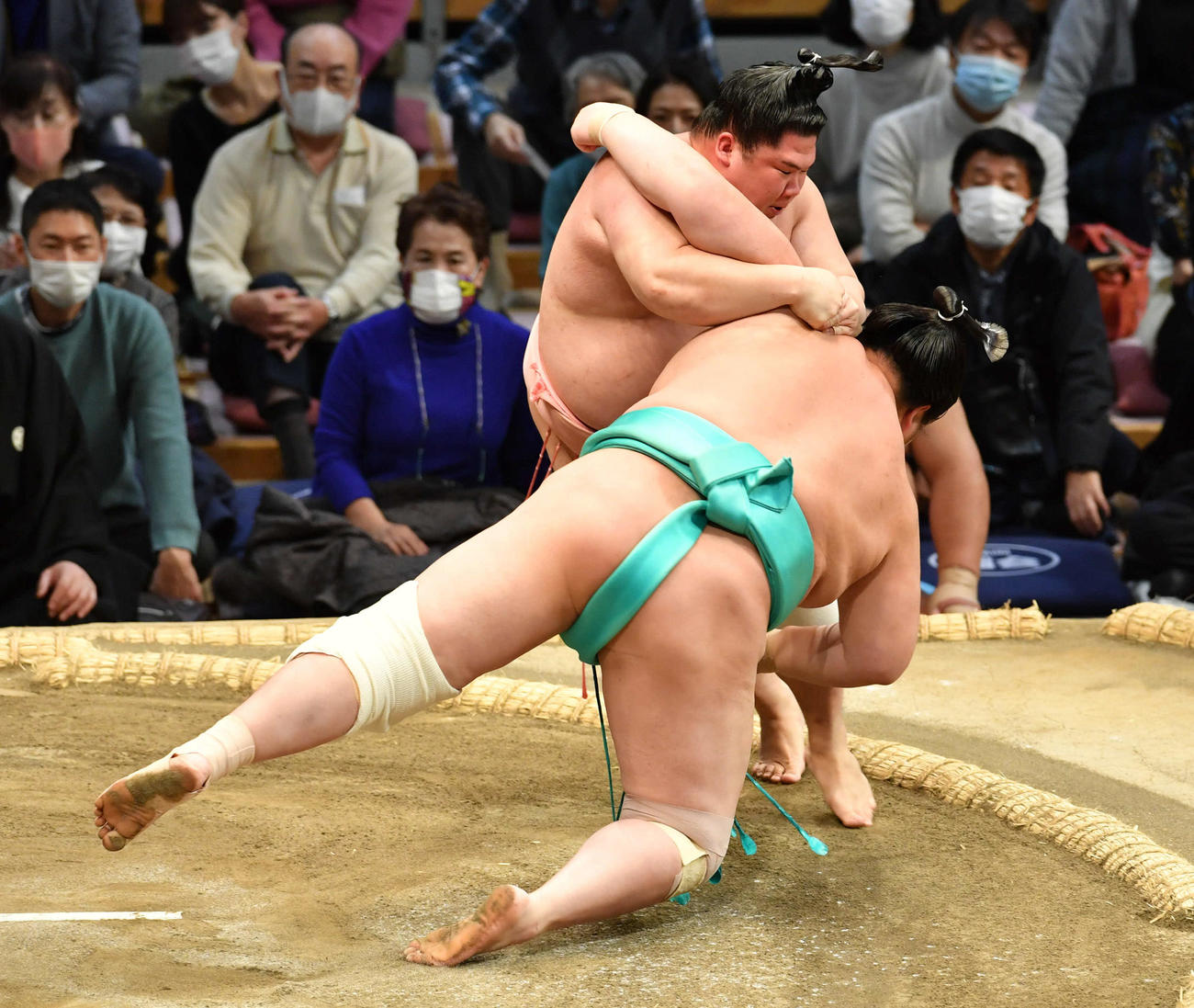 宇良は琴ノ若（手前）を肩すかしで破る（撮影・岩下翔太）