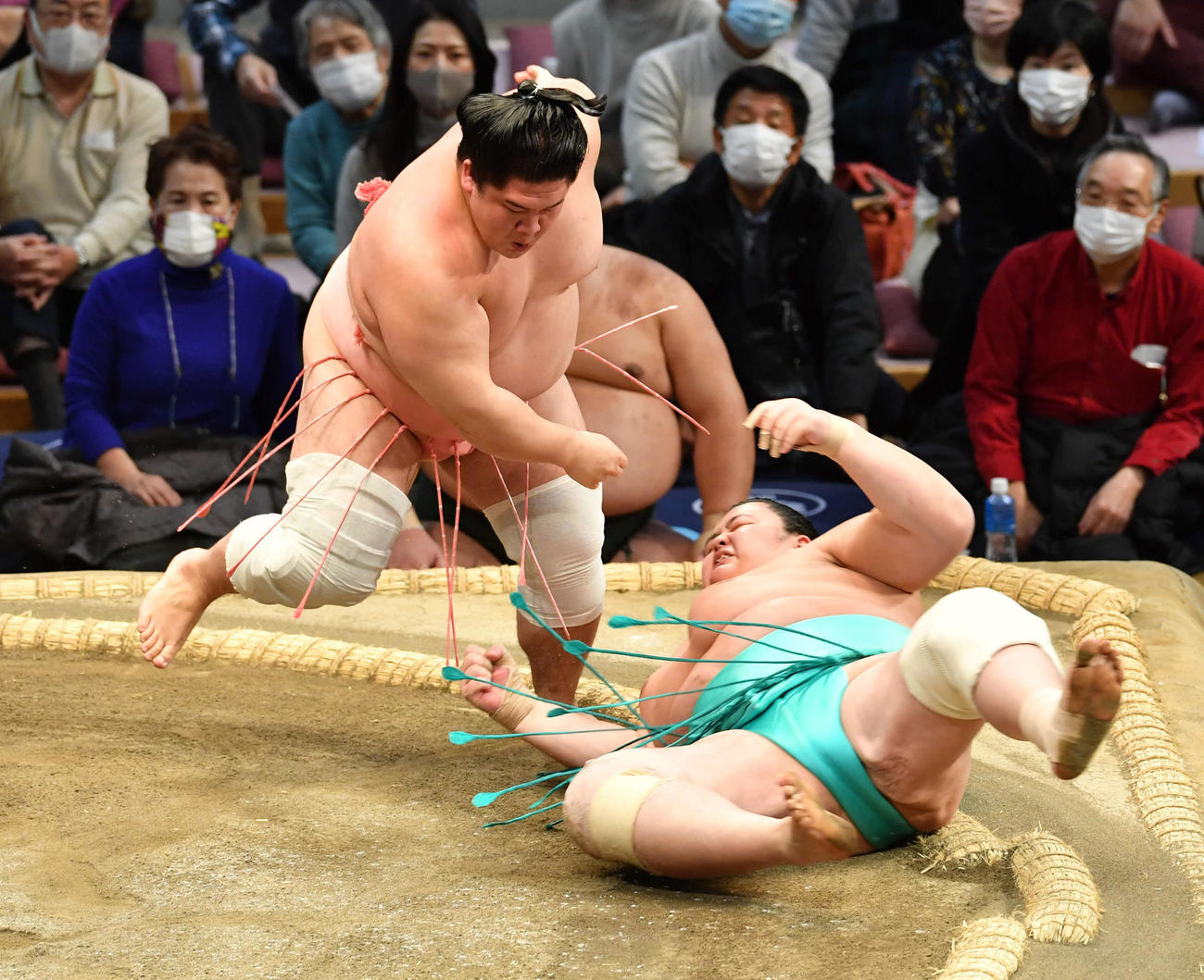 宇良は琴ノ若（右）を肩すかしで破る（撮影・岩下翔太）