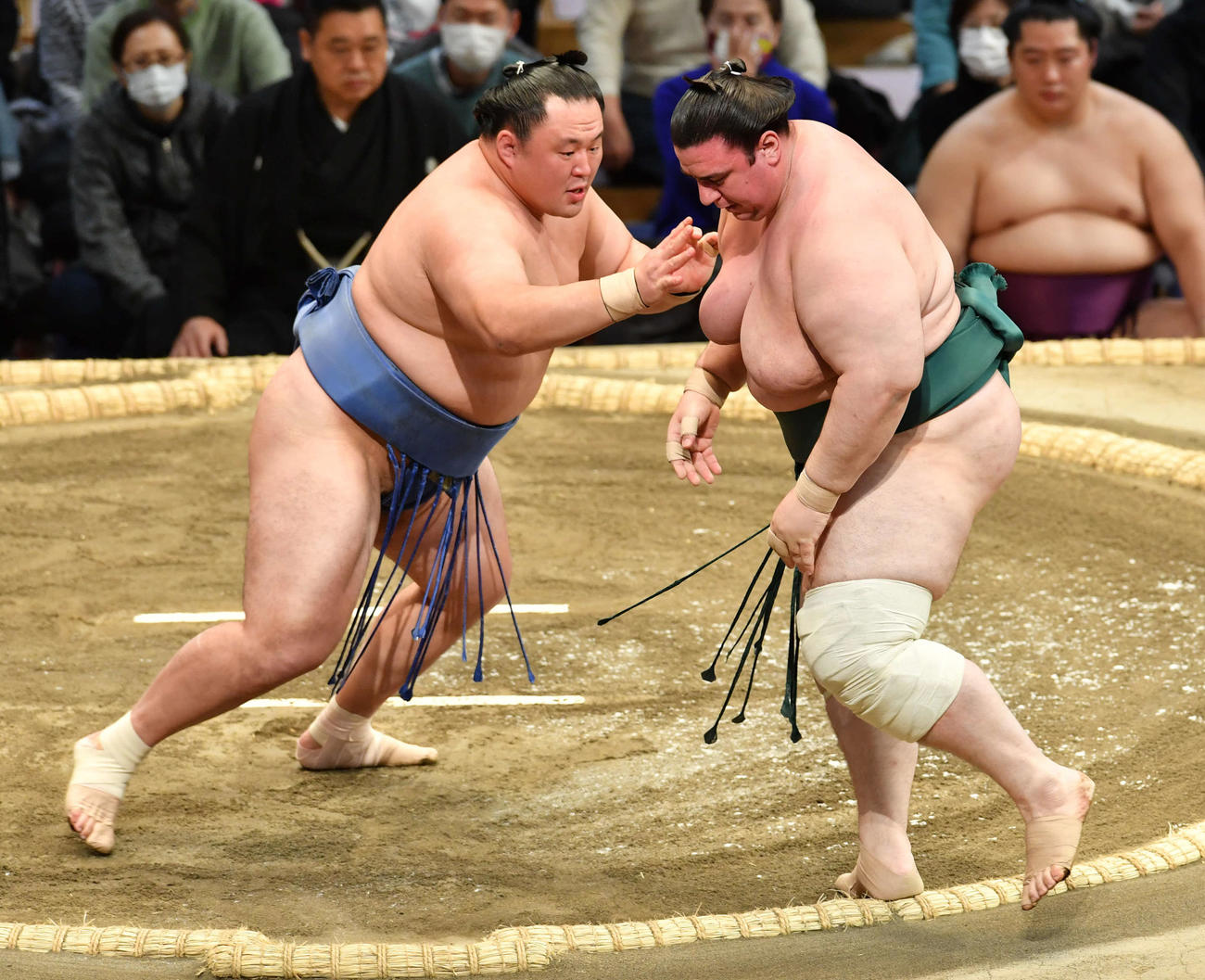玉鷲は碧山（右）を突き出しで破る（撮影・岩下翔太）