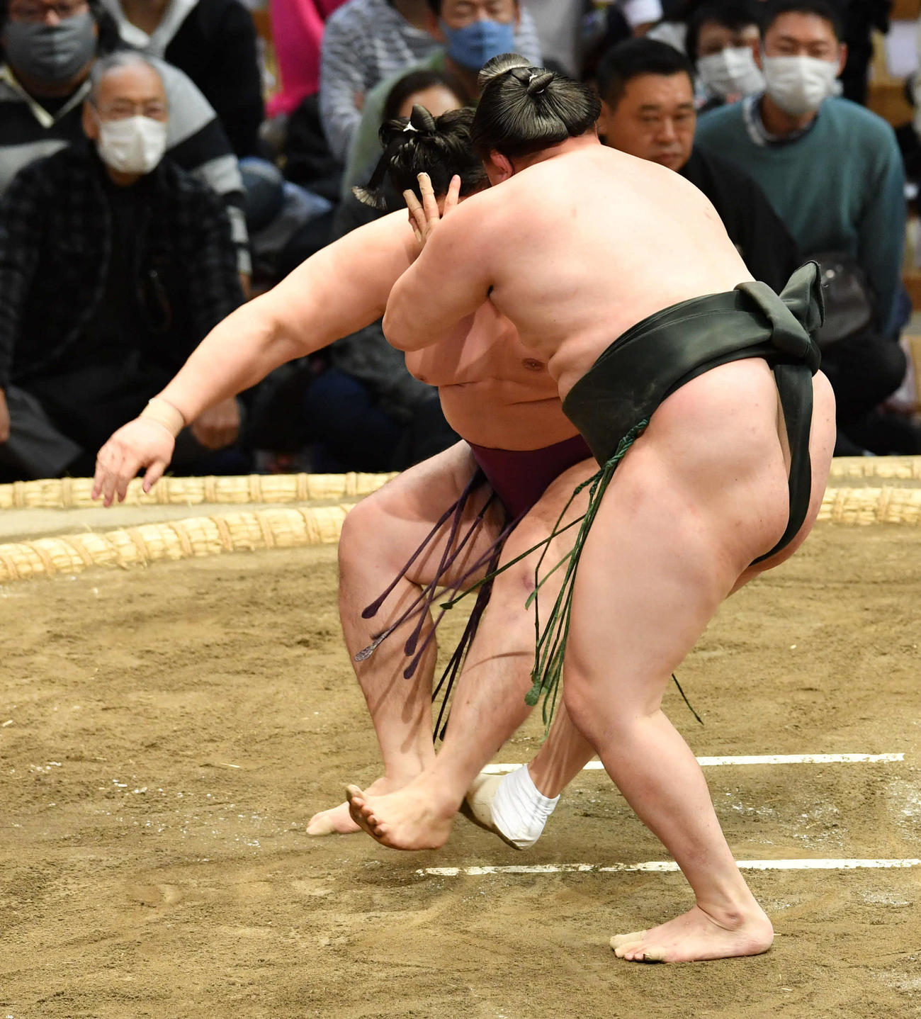 千代翔馬は遠藤（奥）をすそ払いで破る（撮影・岩下翔太）