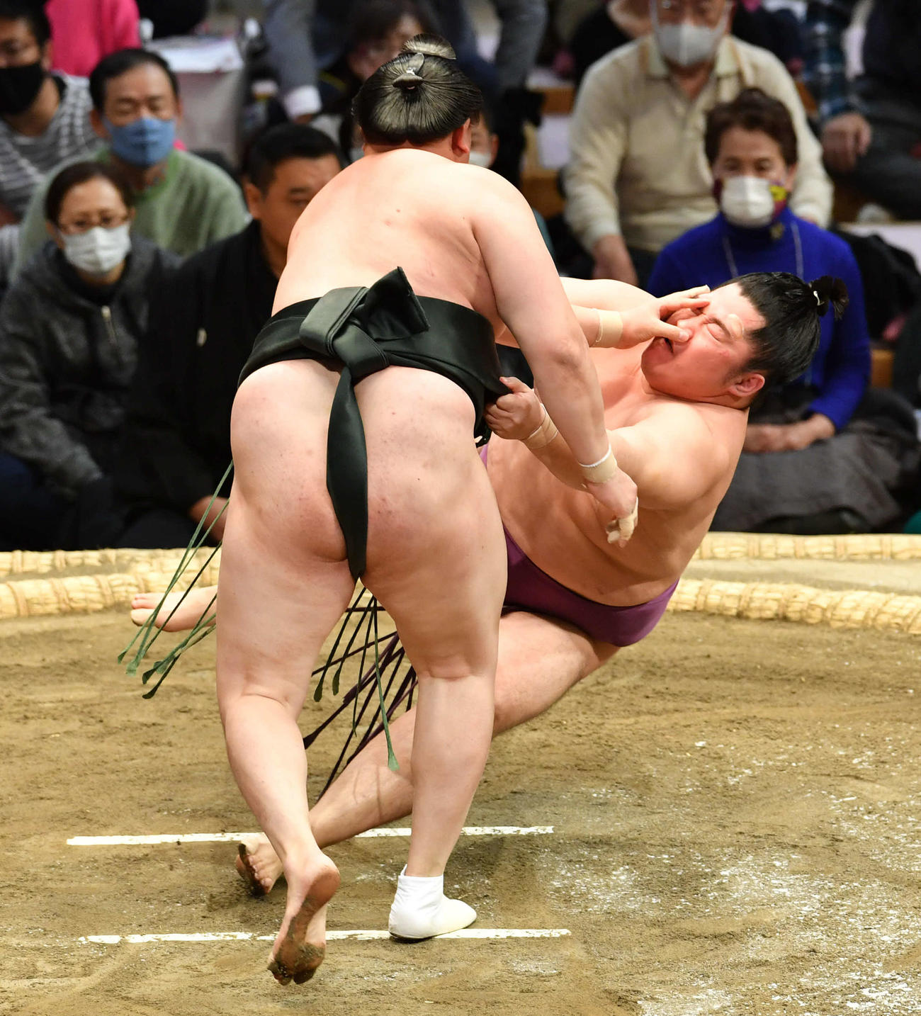 千代翔馬は遠藤（右）をすそ払いで破る（撮影・岩下翔太）
