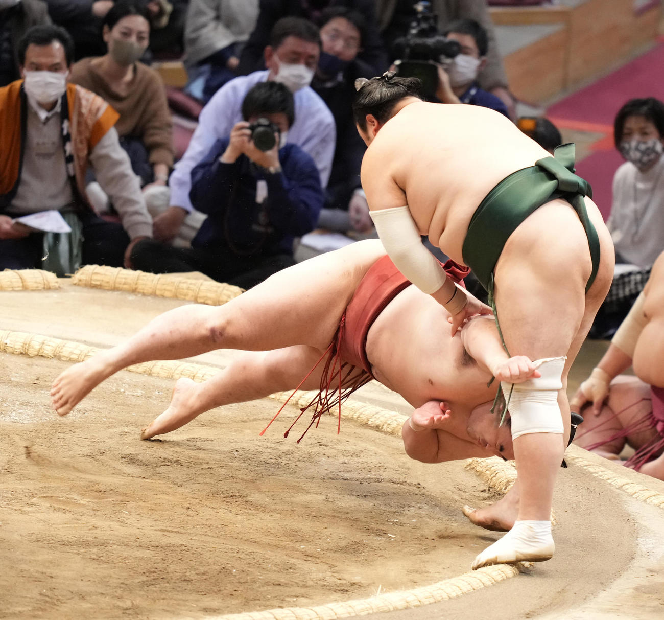 隠岐の海は隆の勝（左）をはたき込みで破る（撮影・小沢裕）