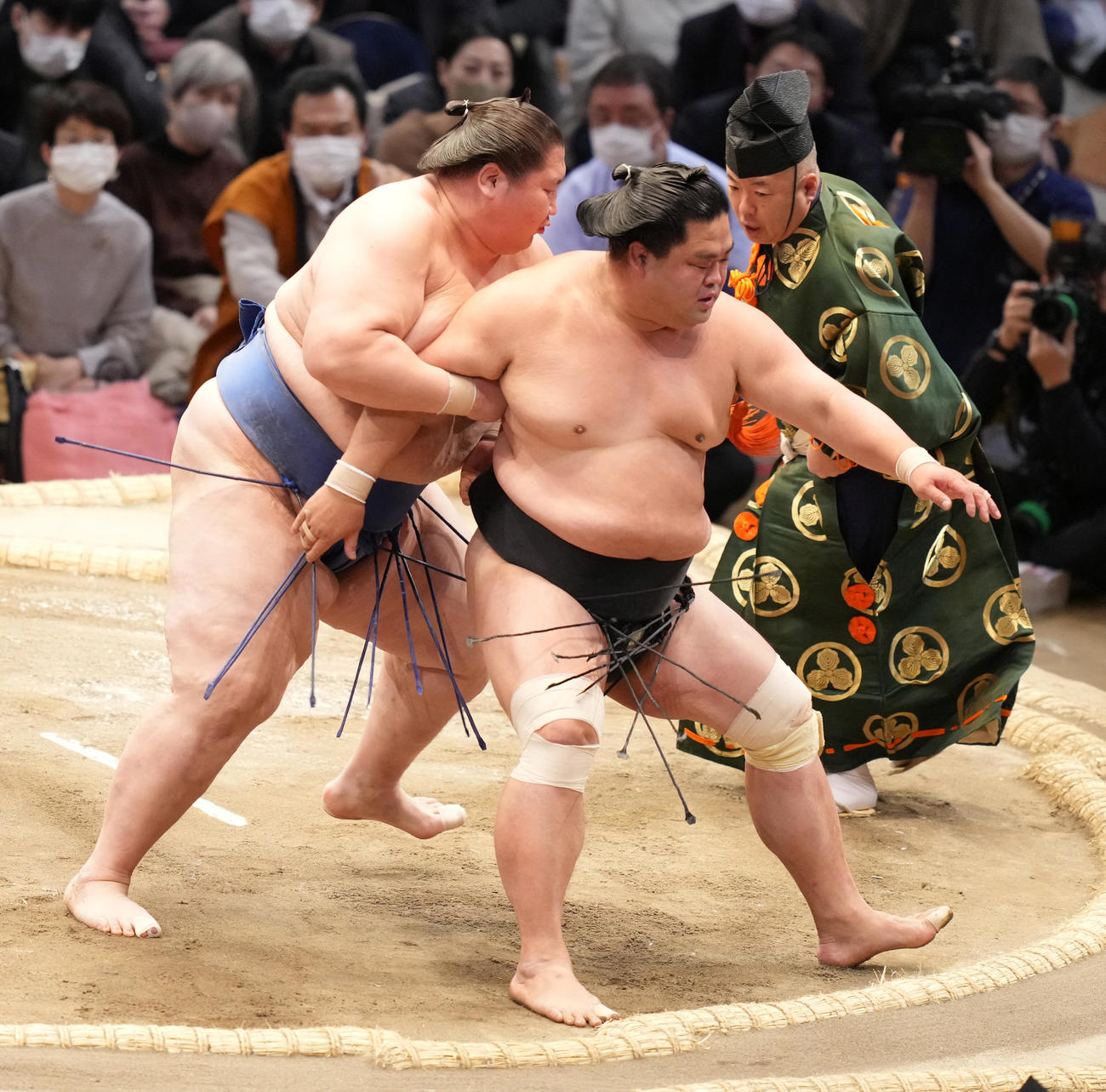 逸ノ城（左）は妙義龍を送り出しで破る（撮影・小沢裕）