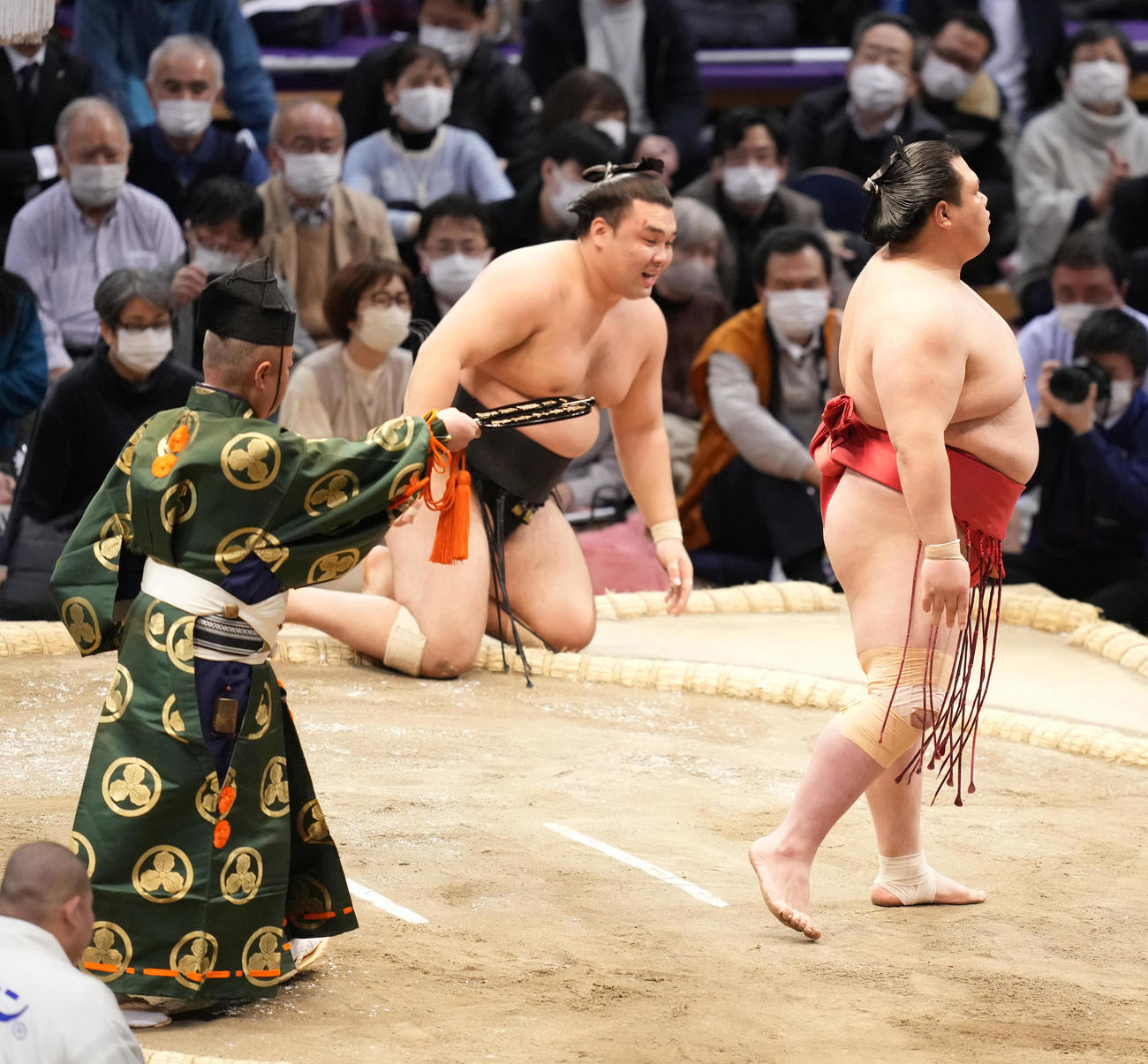 阿武咲（右）は霧馬山を突き落としで破る（撮影・小沢裕）