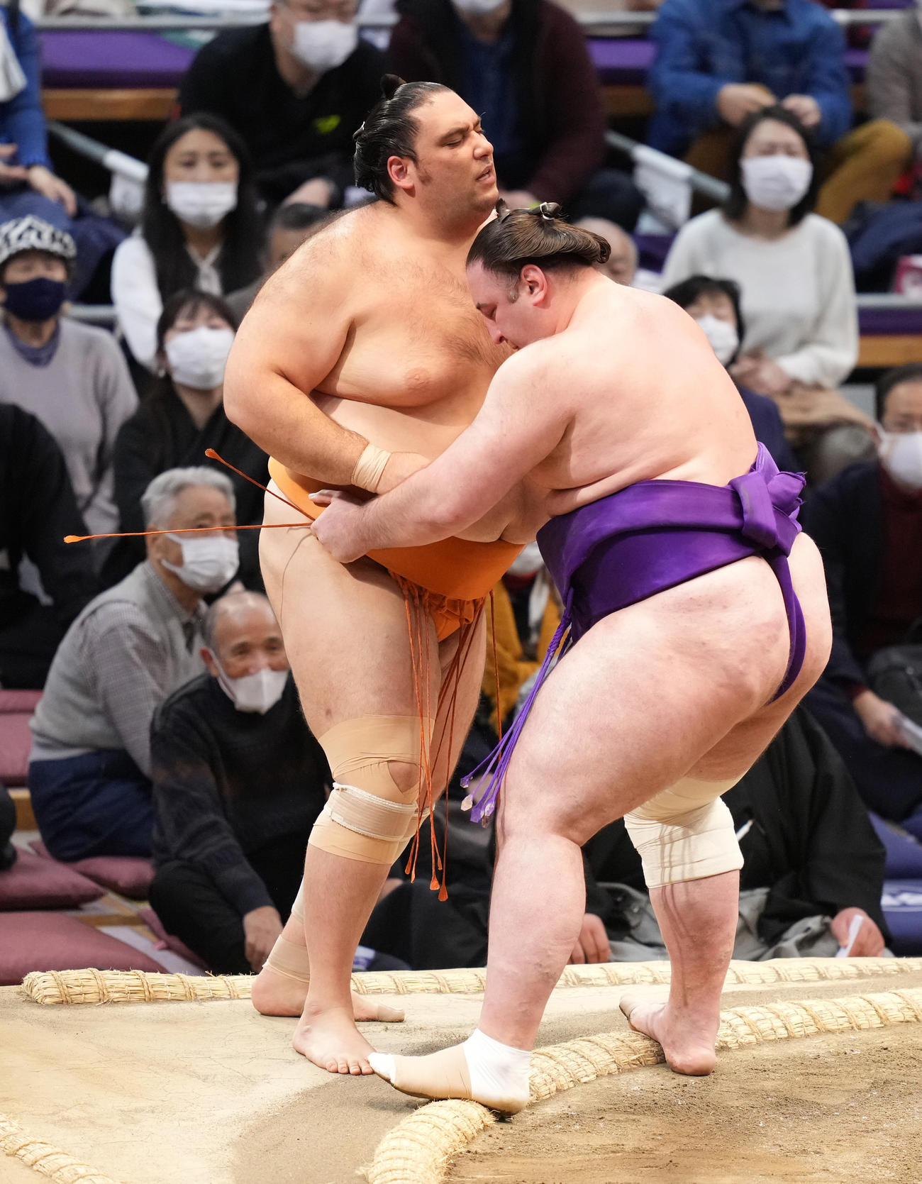 栃ノ心は魁聖（左）を寄り切りで破る（撮影・小沢裕）