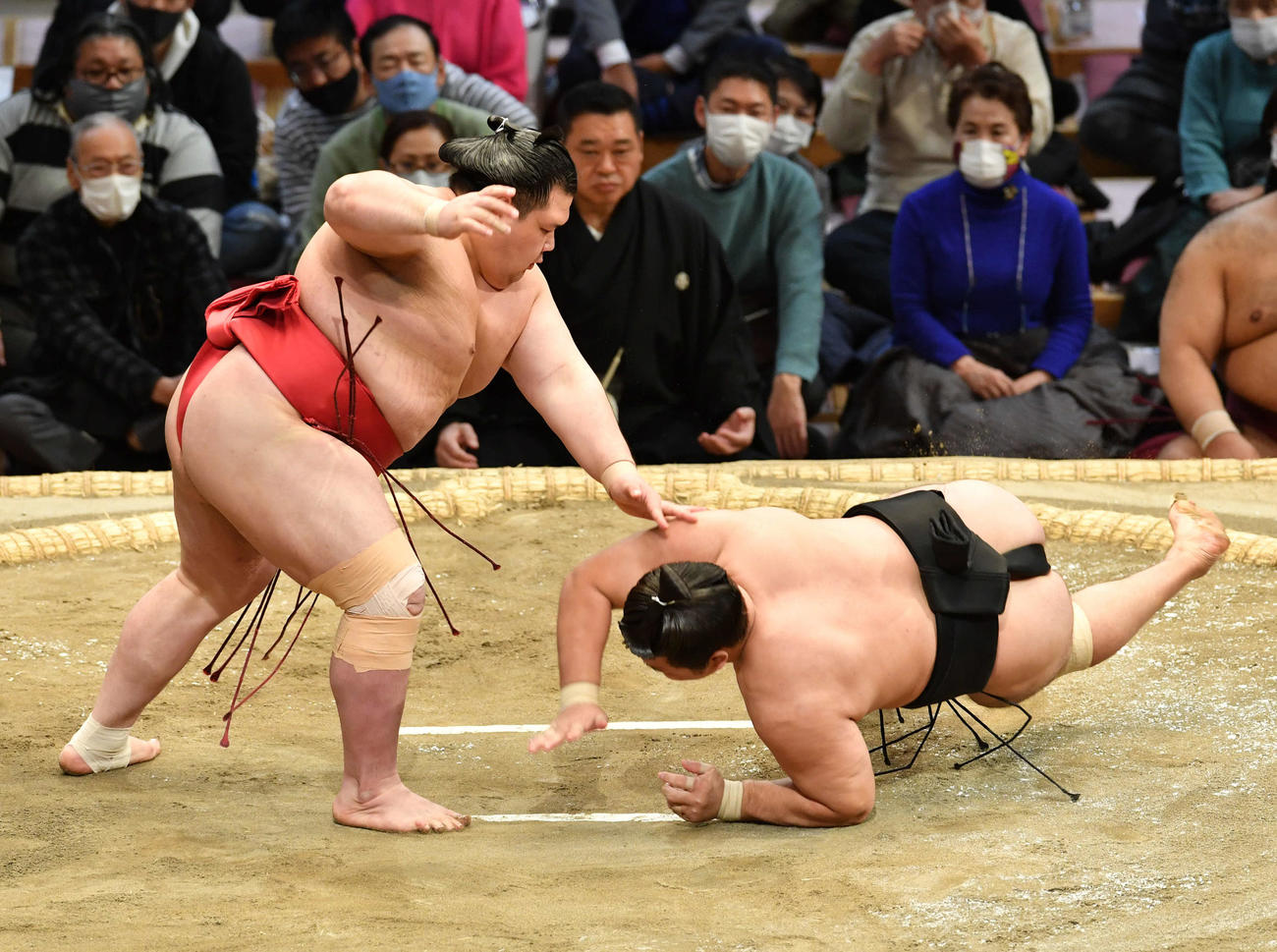 阿武咲は霧馬山（右）を突き落としで破る（撮影・岩下翔太）
