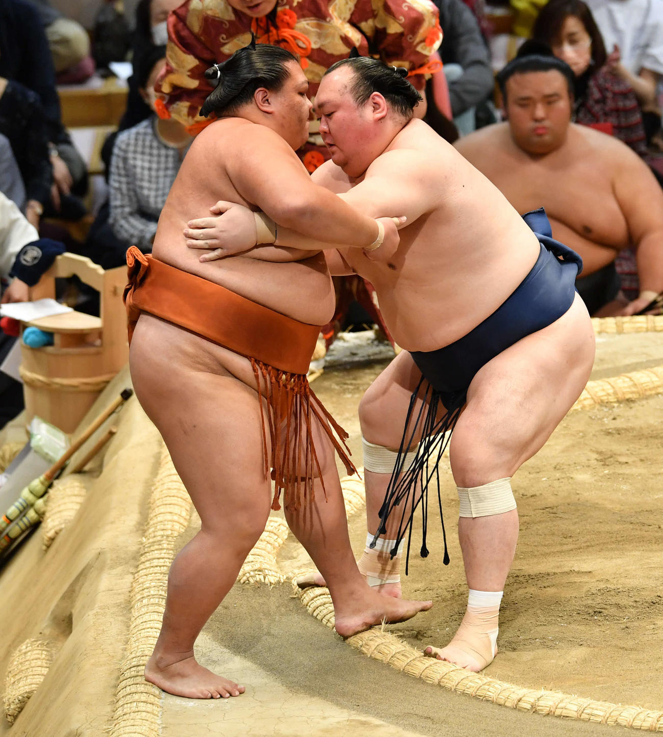 宝富士は御嶽海（左）を寄り切りで破る（撮影・岩下翔太）