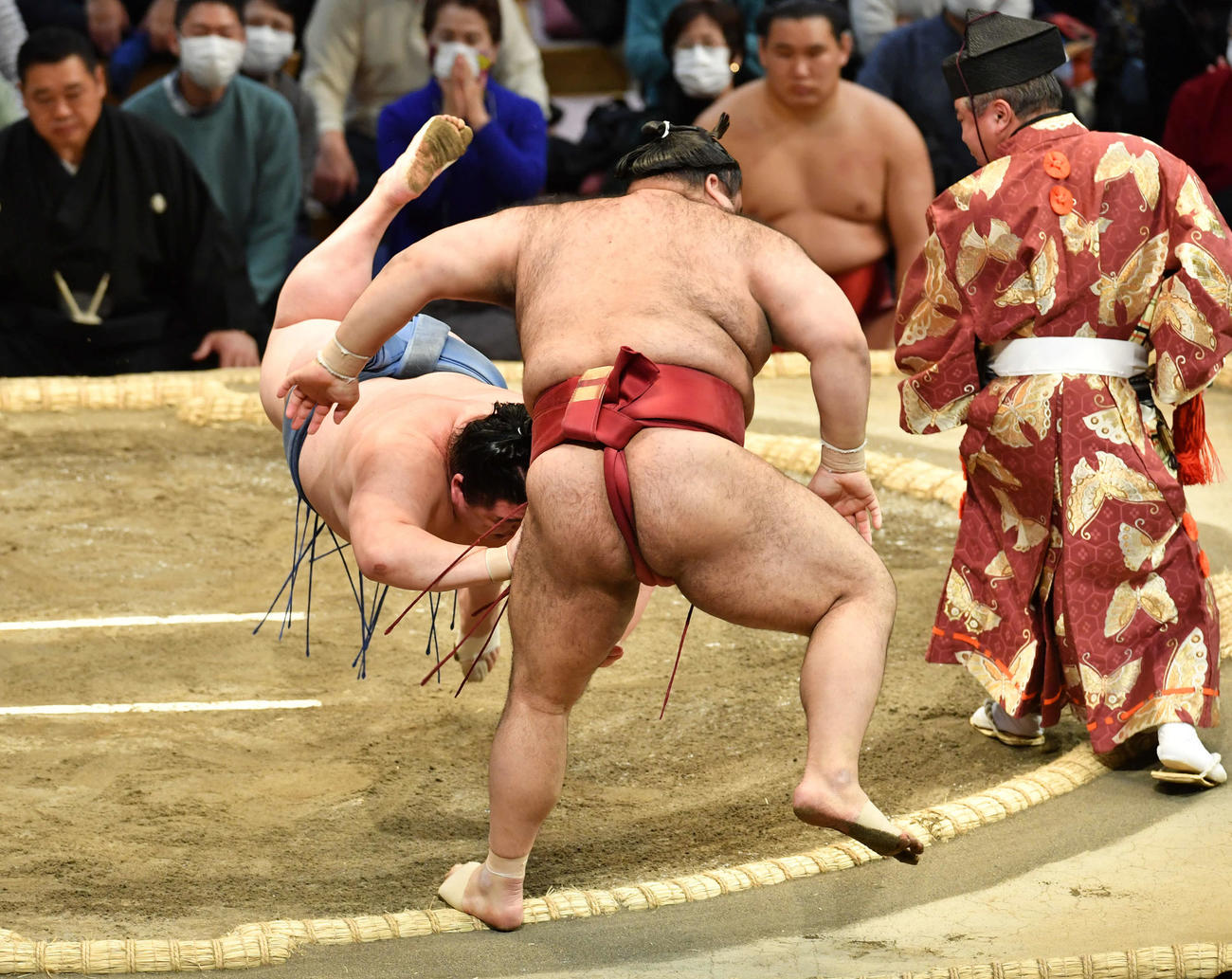 正代は高安（右）を押し出しで破る（撮影・岩下翔太）