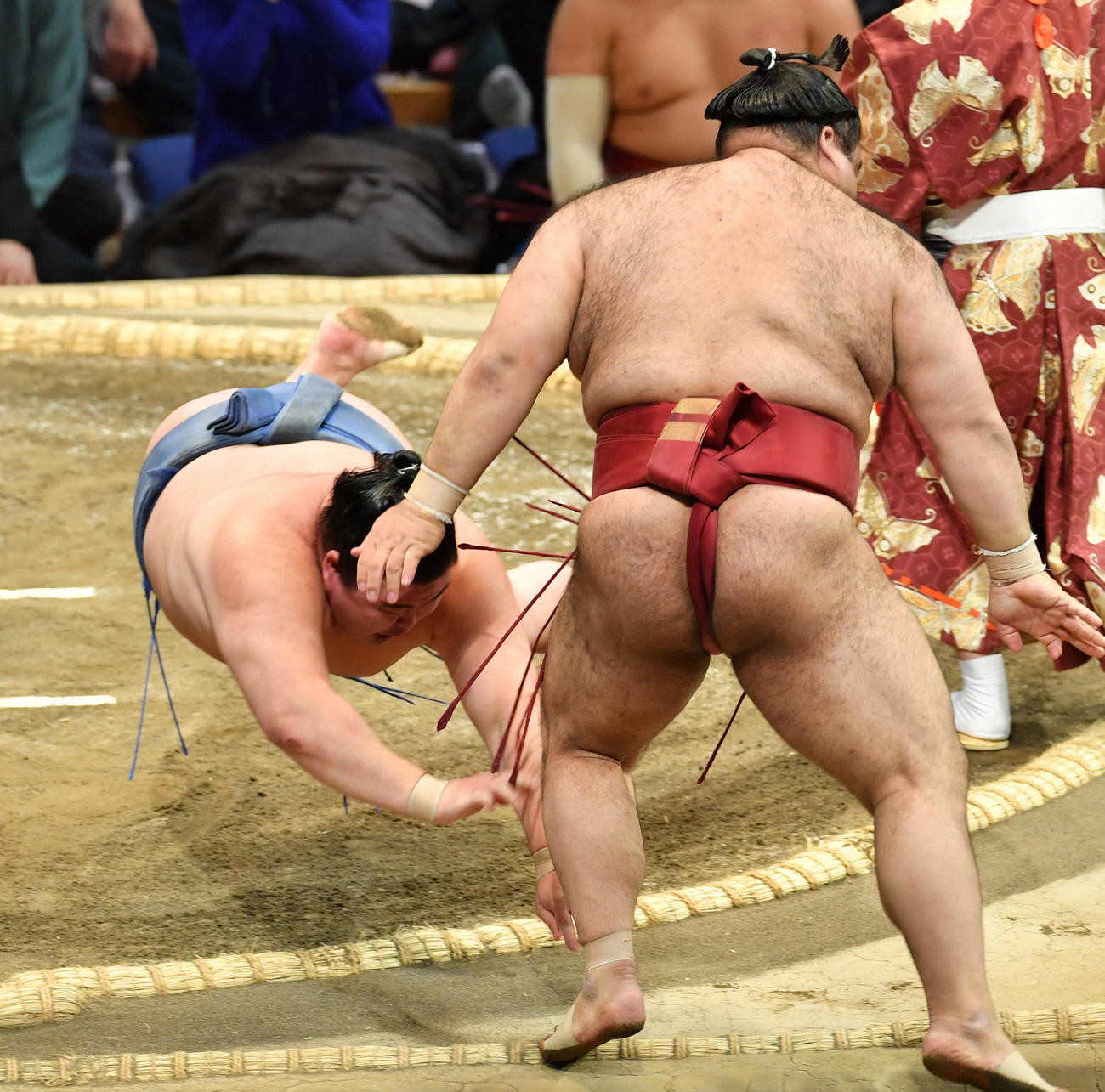 正代は高安（右）を押し出しで破る（撮影・岩下翔太）