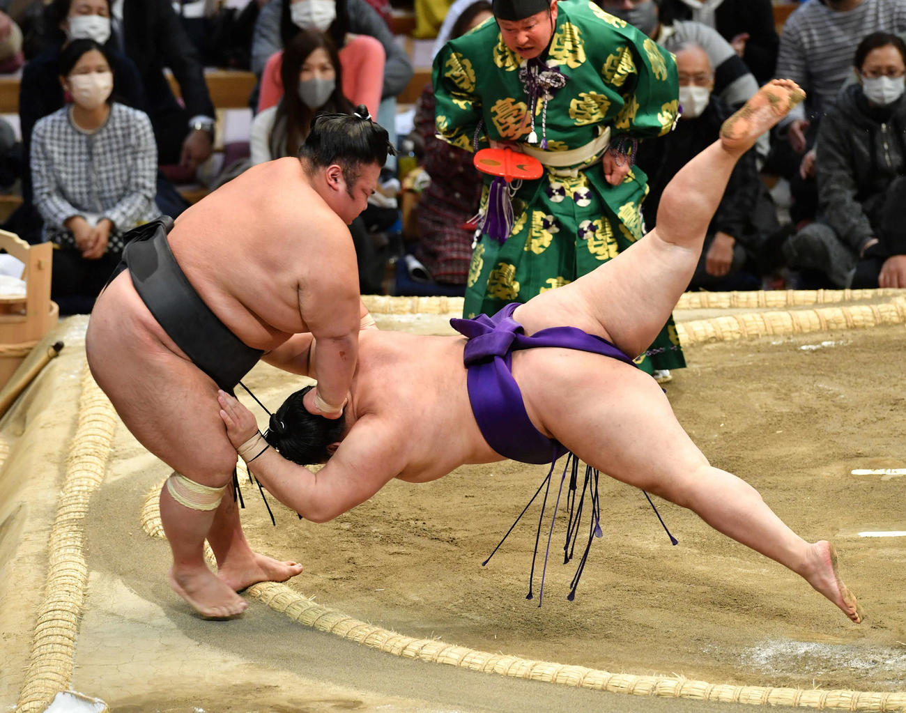 明生は貴景勝（左）を押し出しで破る（撮影・岩下翔太）