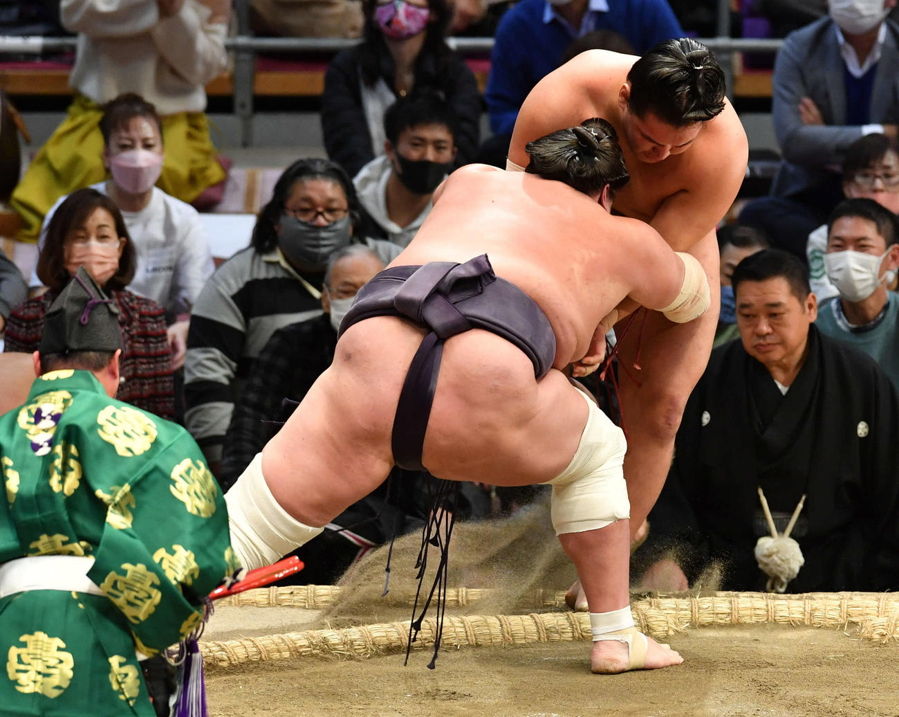 照ノ富士は豊昇龍（右）をきめ出しで破る（撮影・岩下翔太）
