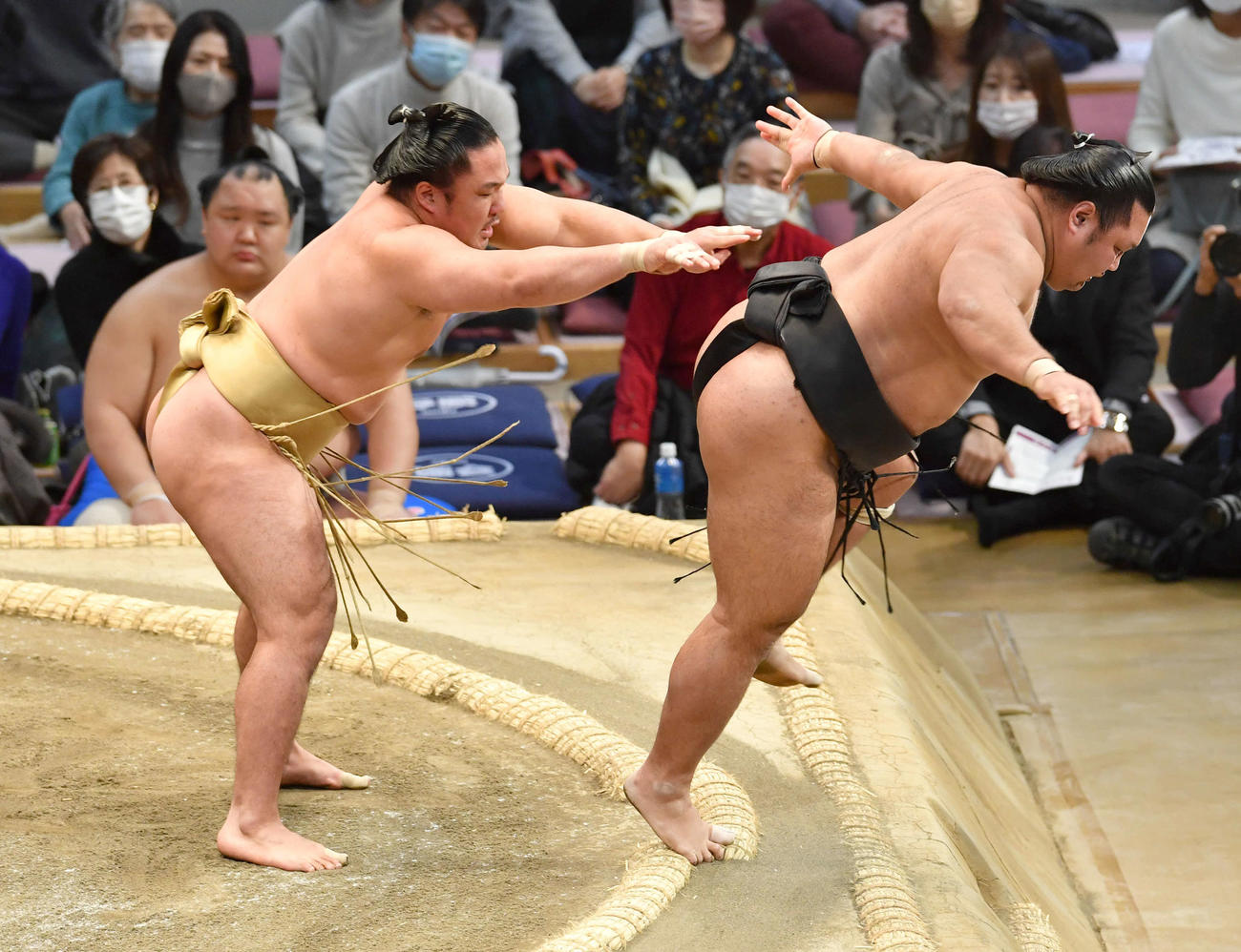 石浦は松鳳山（右）を送り出しで破る（撮影・岩下翔太）