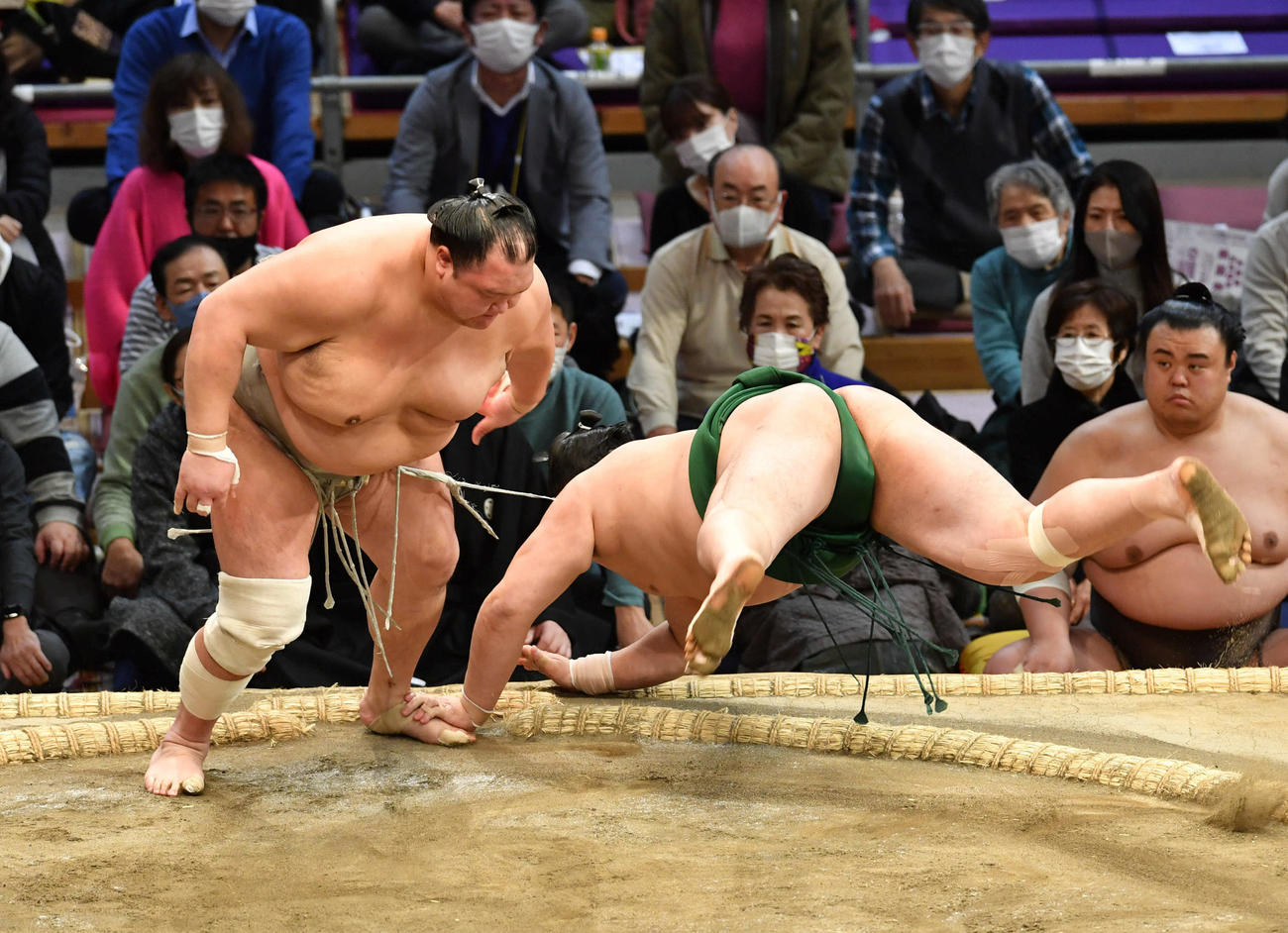 北勝富士は佐田の海（右）をはたき込みで破る（撮影・岩下翔太）