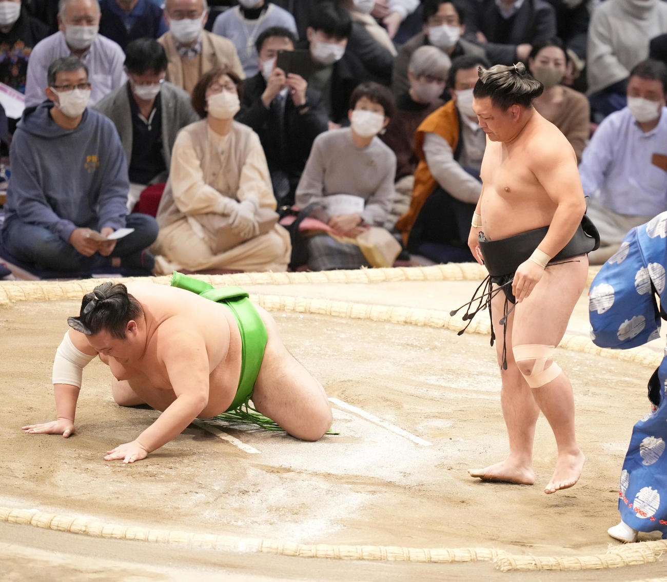 照強は千代丸（左）を突き落としで破る（撮影・小沢裕）