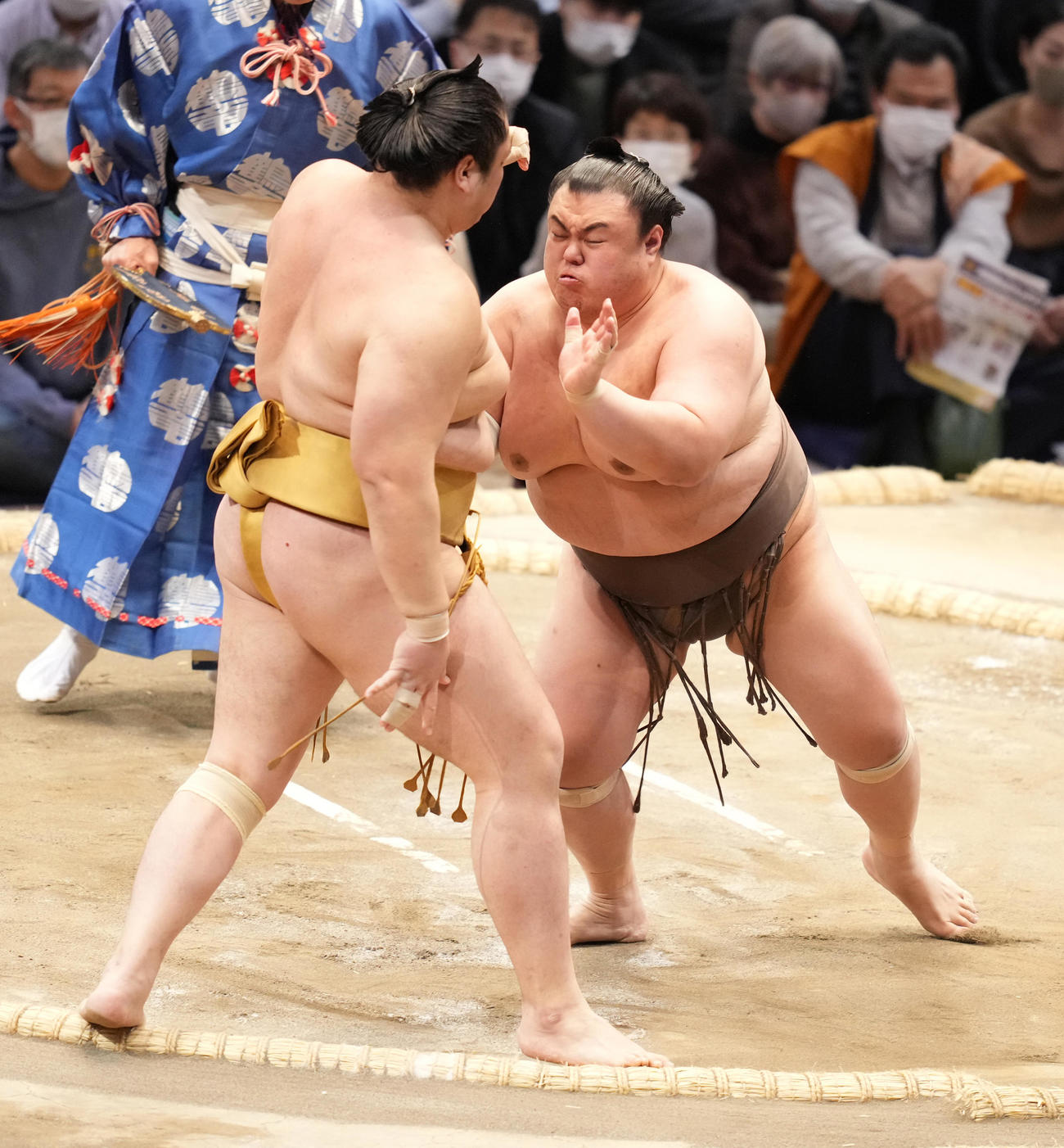英乃海（右）は輝を押し出しで破る（撮影・小沢裕）
