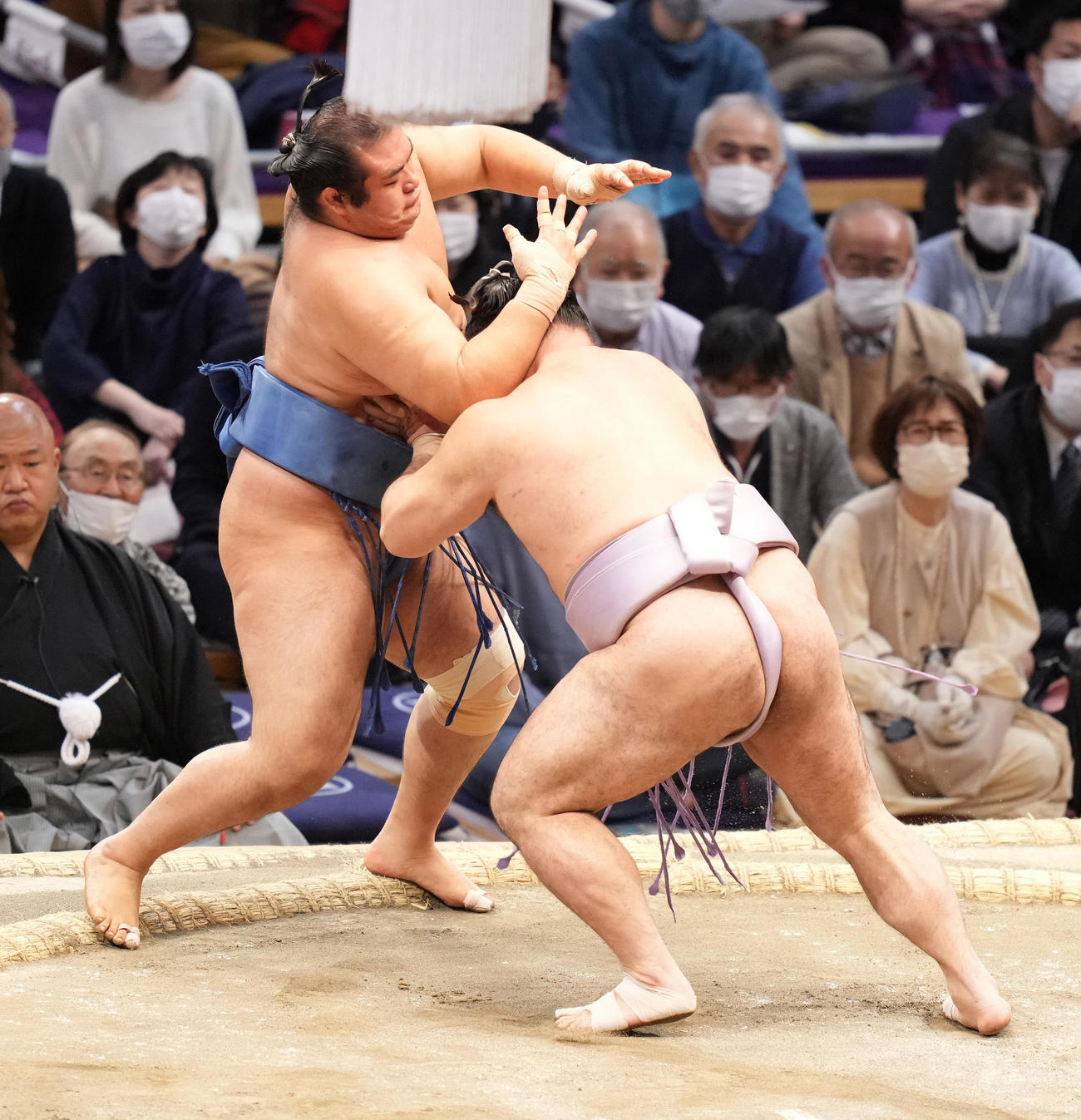 琴恵光は千代の国（左）を押し出しで破る（撮影・小沢裕）