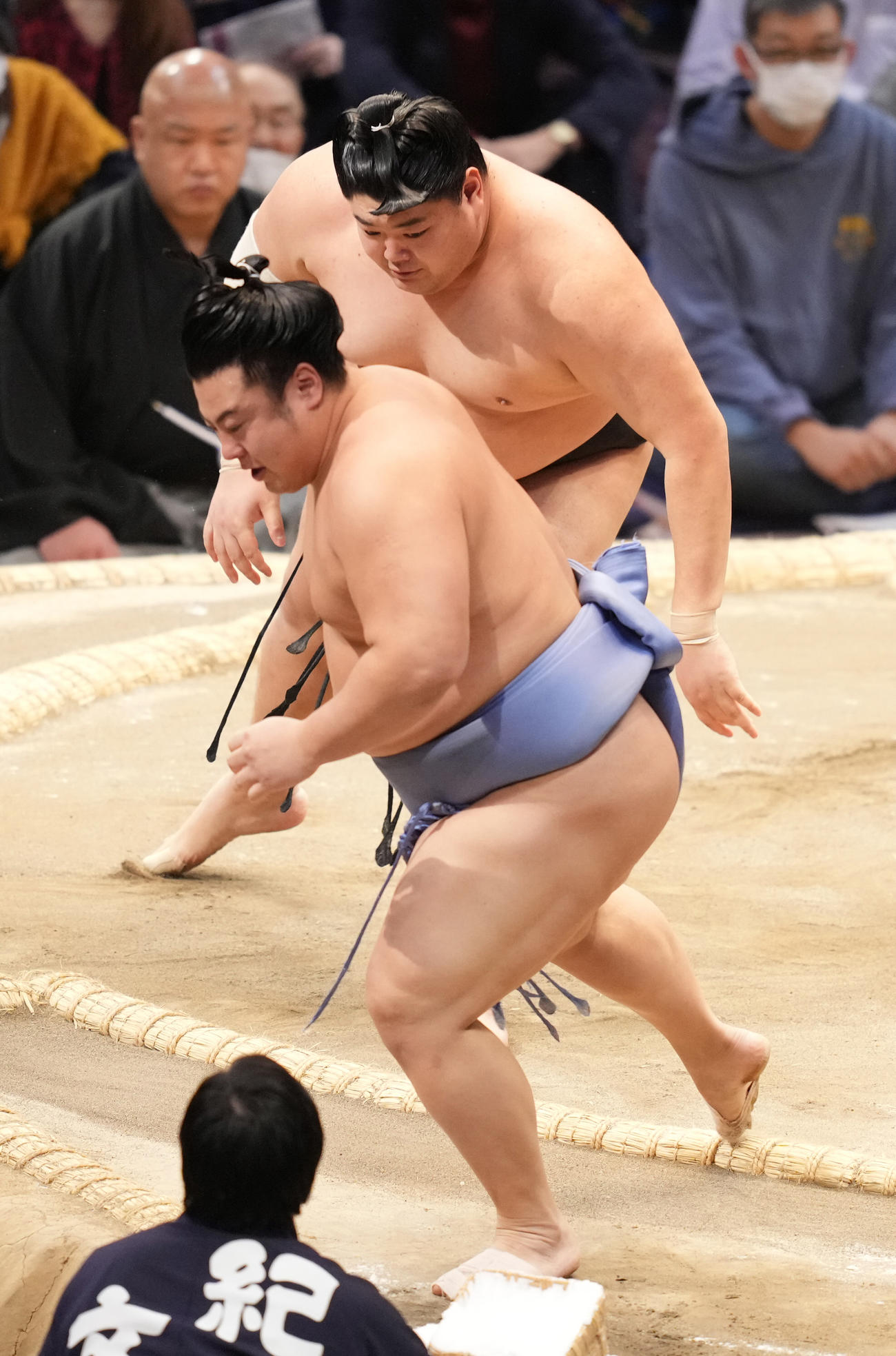 阿炎は翔猿（手前）を突き出しで破る（撮影・小沢裕）