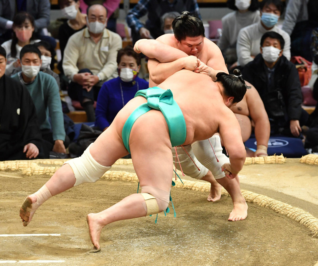 宇良は琴ノ若（手前）を肩すかしで破る（撮影・岩下翔太）