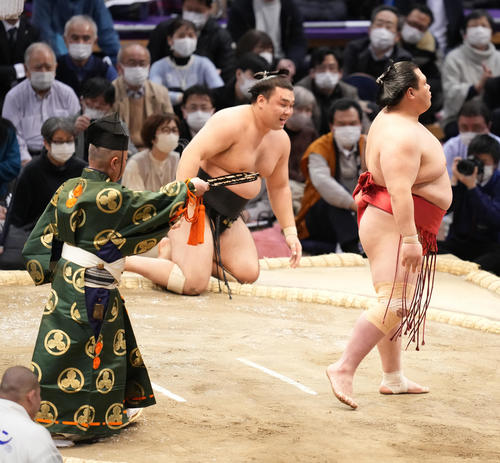 阿武咲(右)は霧馬山を突き落としで破る(撮影・小沢裕)