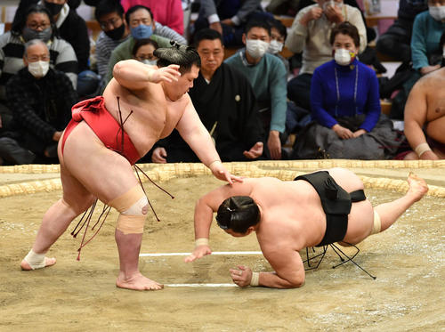 阿武咲は霧馬山(右)を突き落としで破る(撮影・岩下翔太)