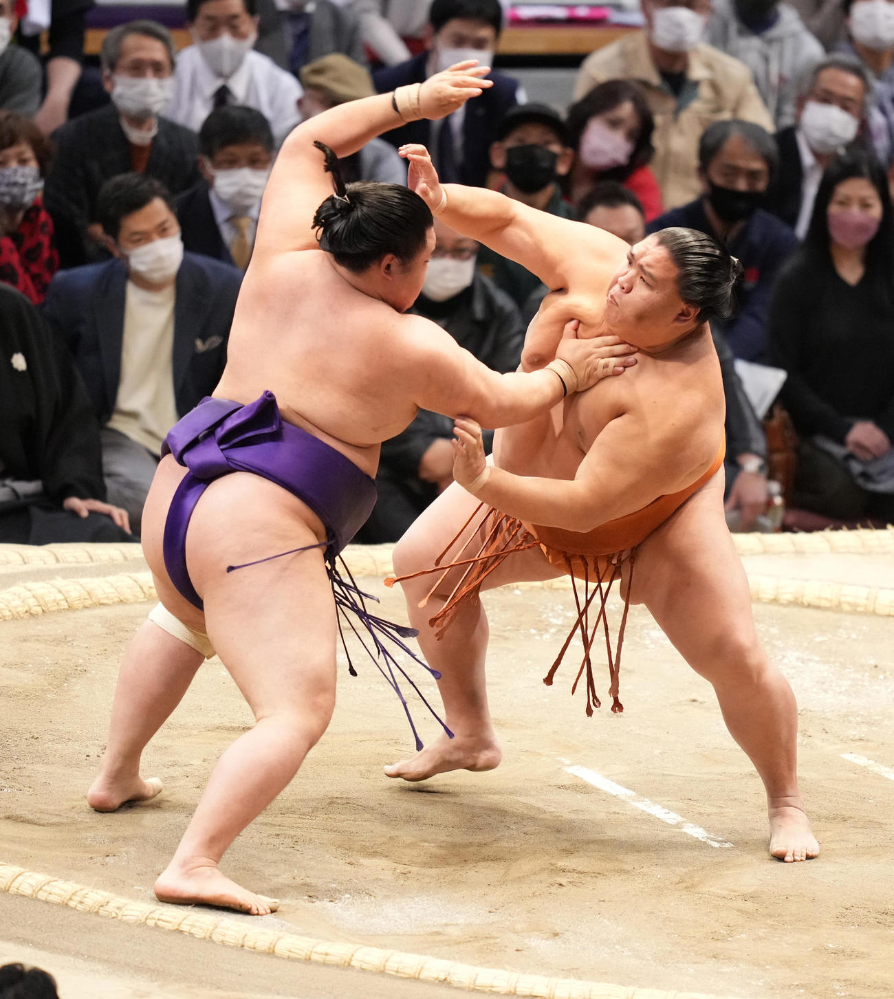 明生（左）を土俵際へ攻め込む御嶽海（撮影・小沢裕）