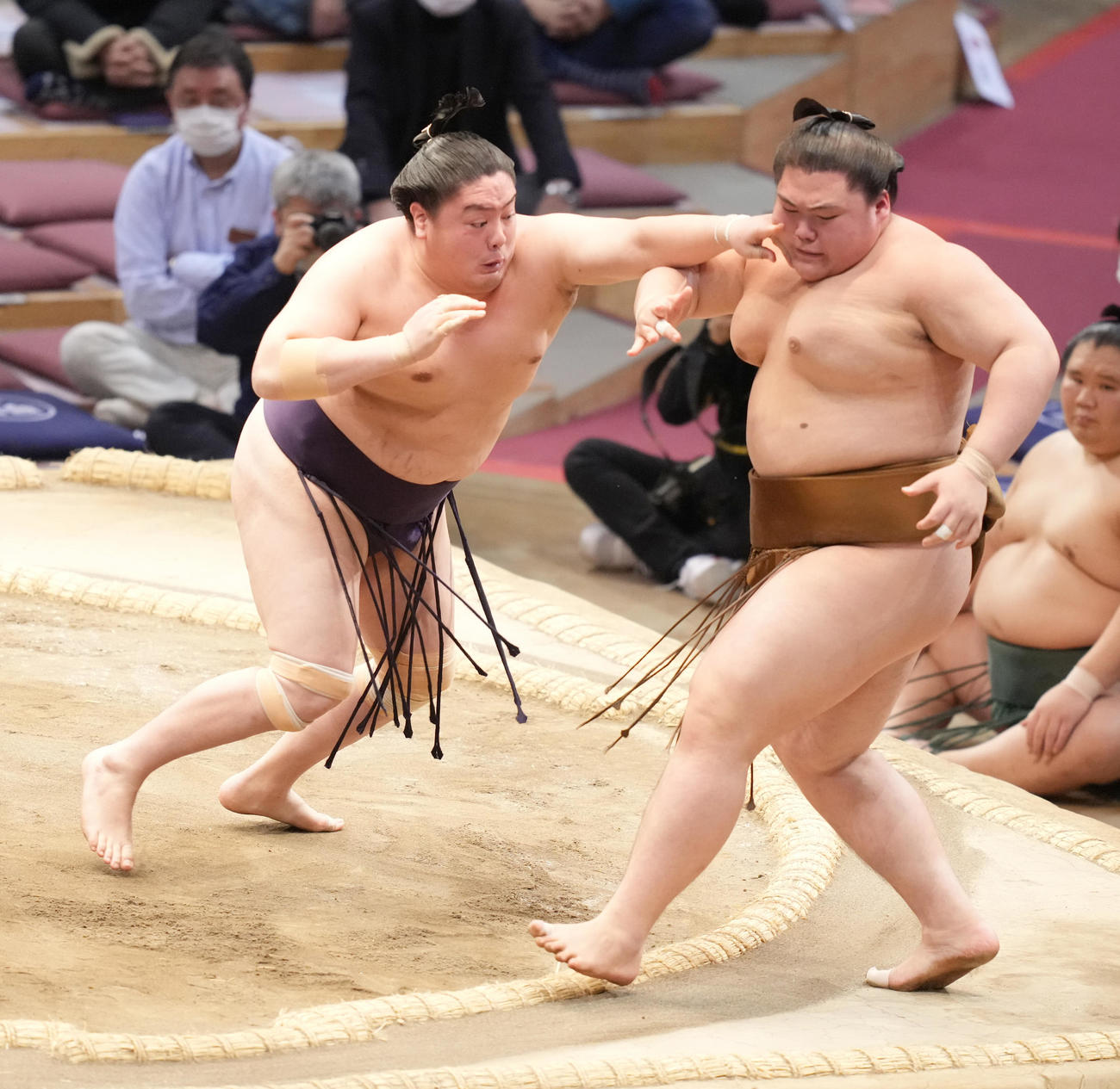 王鵬（右）は一山本に押し出しで敗れる（撮影・小沢裕）