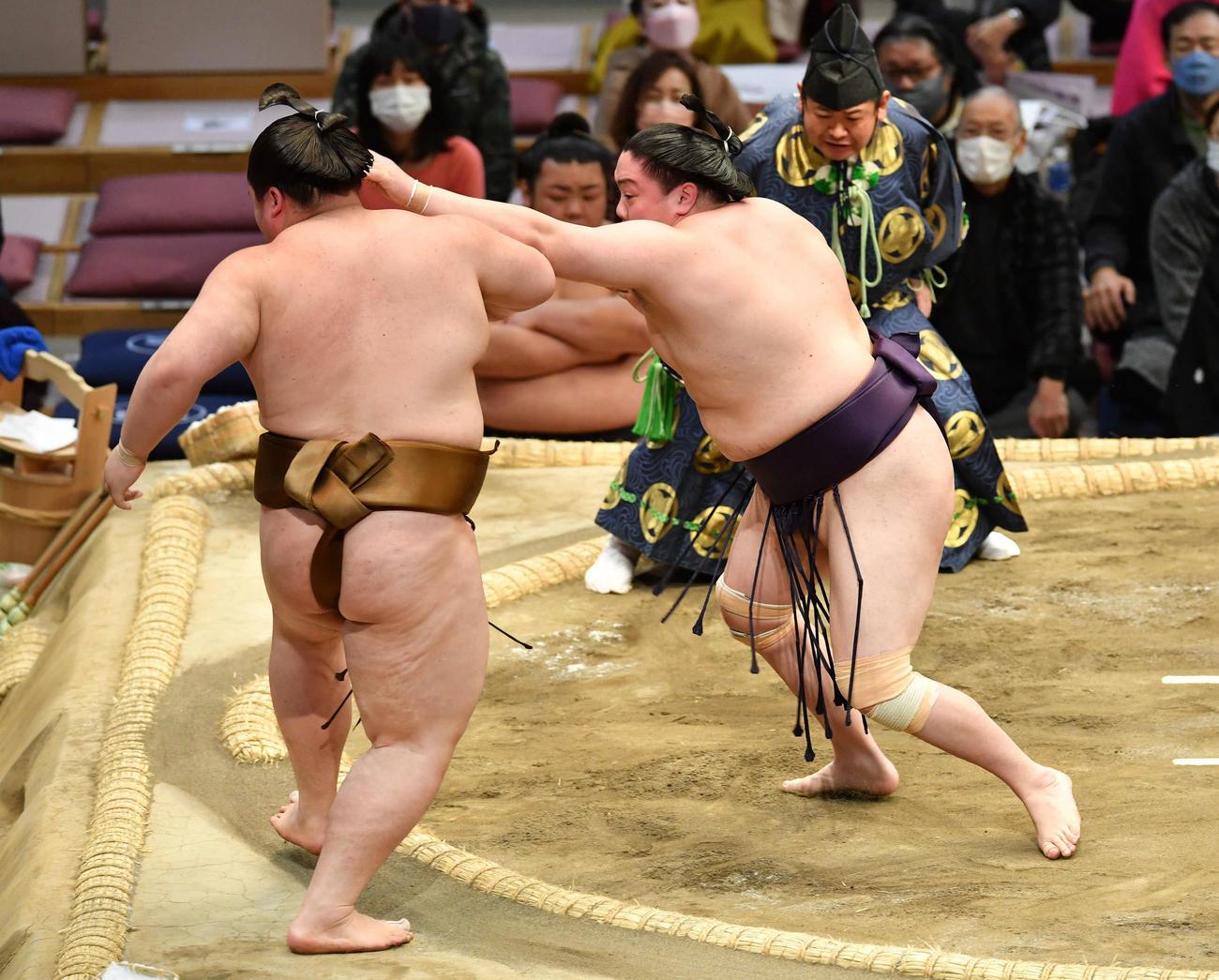 一山本は王鵬（左）を押し出しで破る（撮影・岩下翔太）
