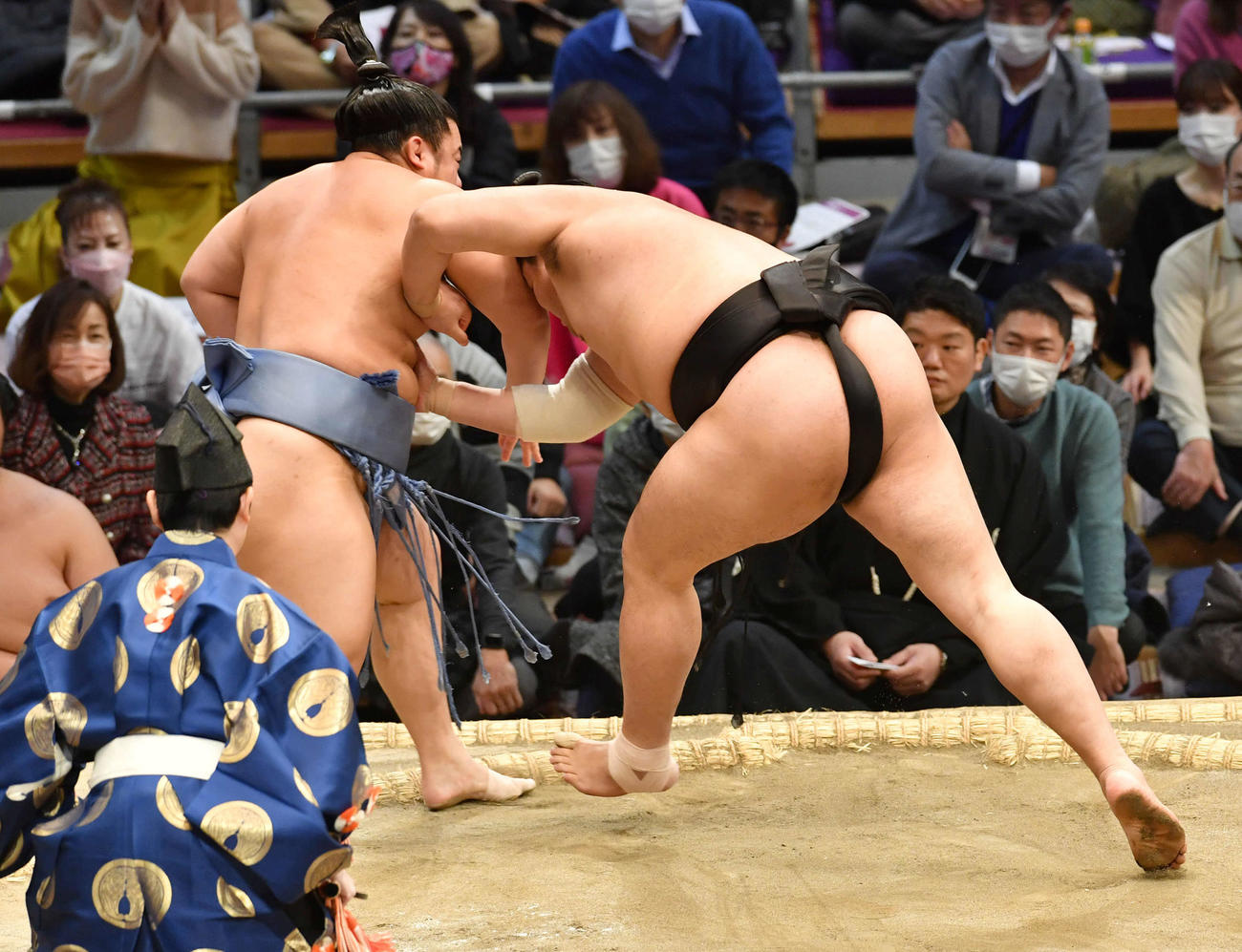 阿炎は翔猿（左）を突き出しで破る（撮影・岩下翔太）