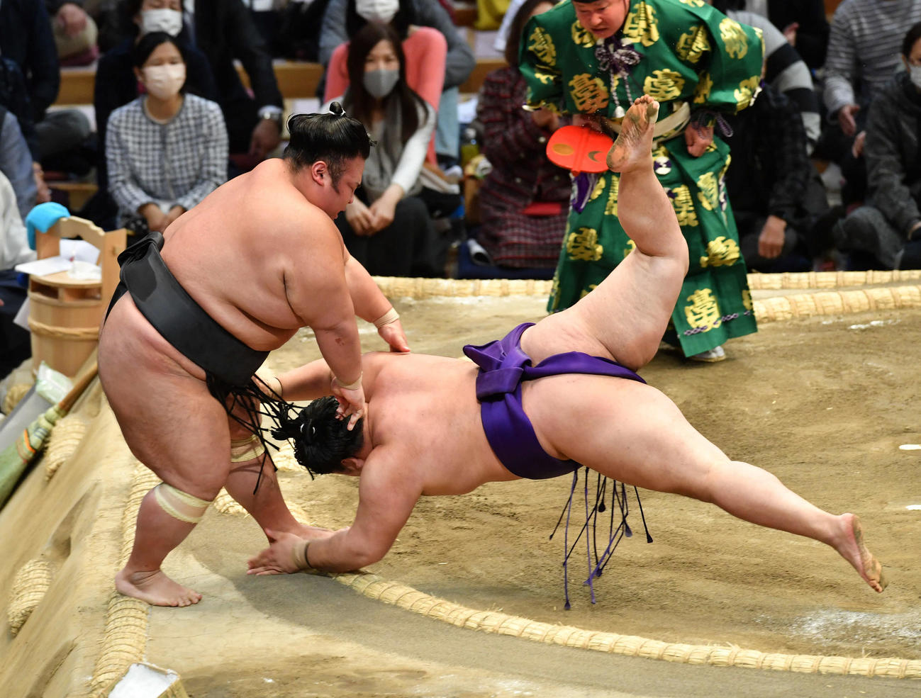 明生は貴景勝（左）を押し出しで破る（撮影・岩下翔太）