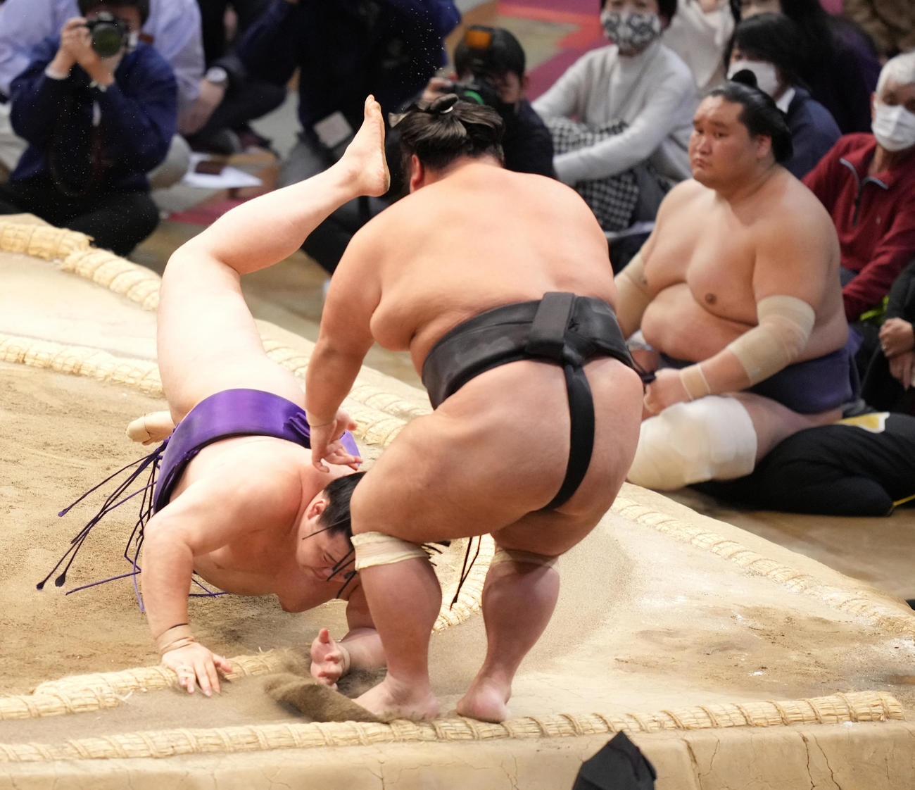 明生（左）は貴景勝を押し出しで破る。右は照ノ富士（撮影・小沢裕）