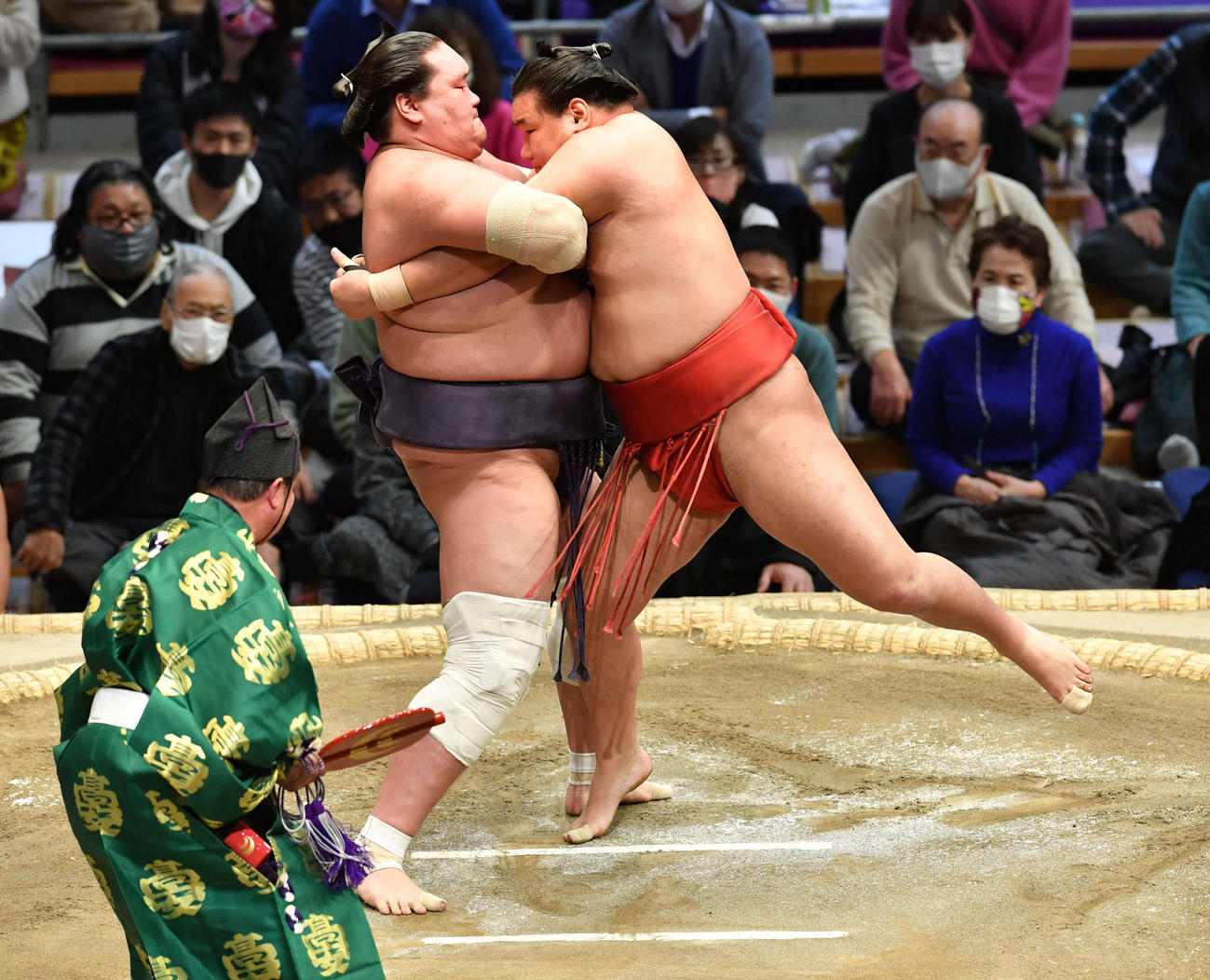 豊昇龍（右）を抱え上げる照ノ富士（撮影・岩下翔太）