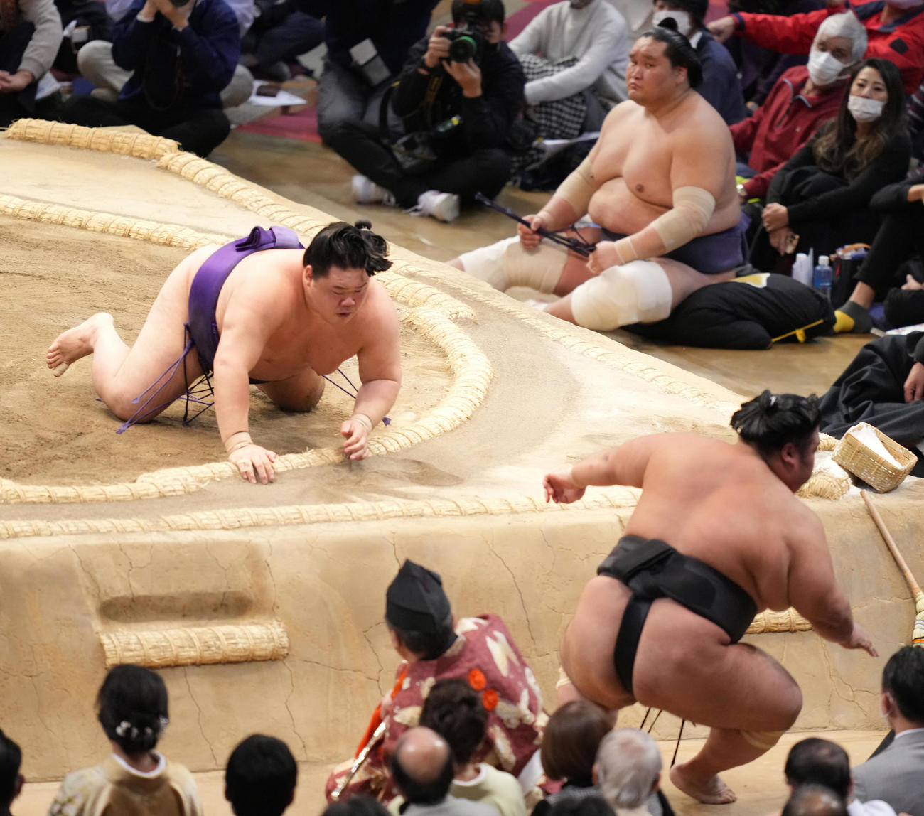 明生（左）は貴景勝を押し出しで破る。右上は照ノ富士（撮影・小沢裕）