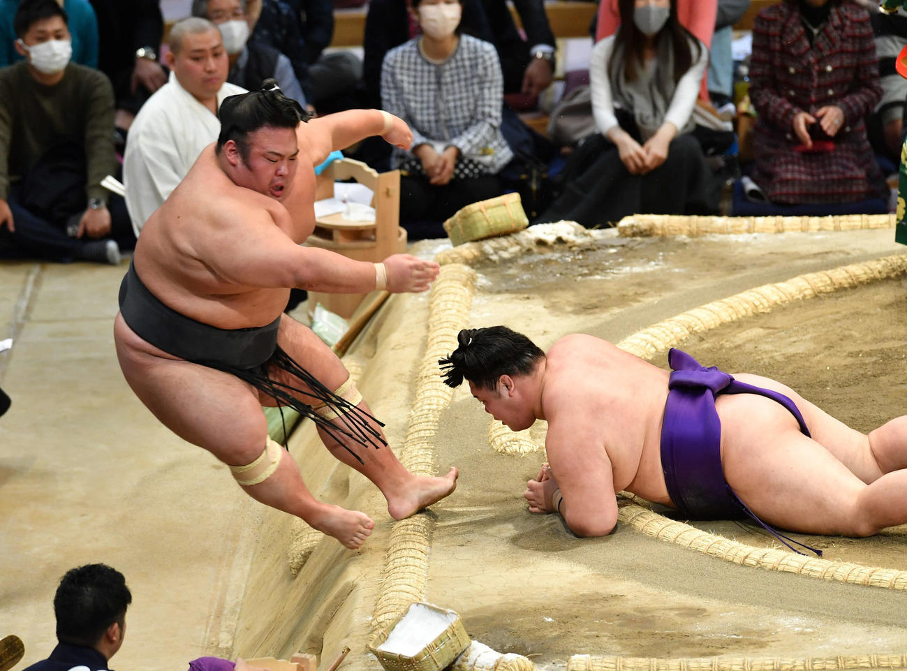 明生（右）に押し出しで敗れた貴景勝（撮影・岩下翔太）