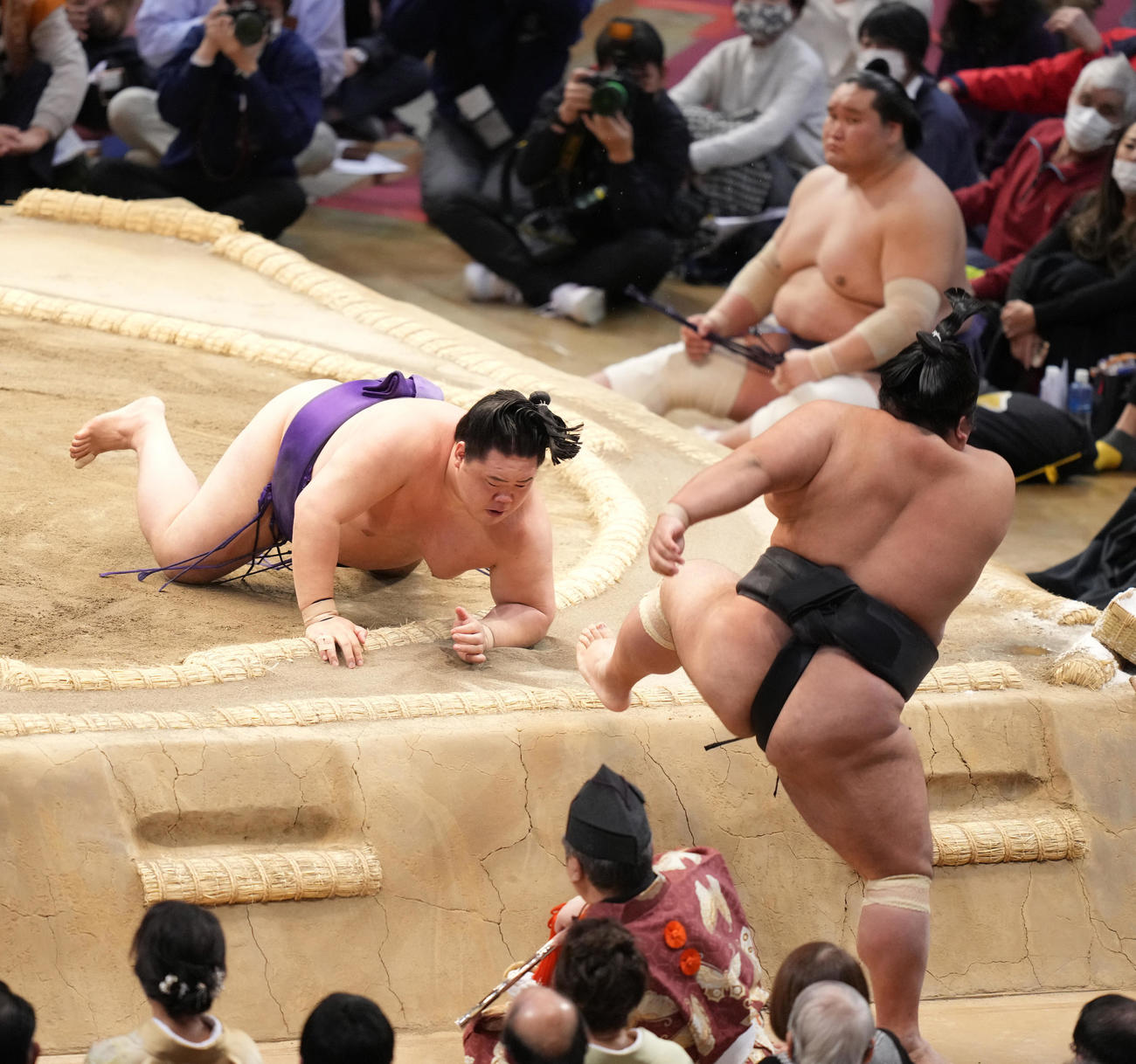 明生（左）は貴景勝を押し出しで破る。右上は照ノ富士（撮影・小沢裕）