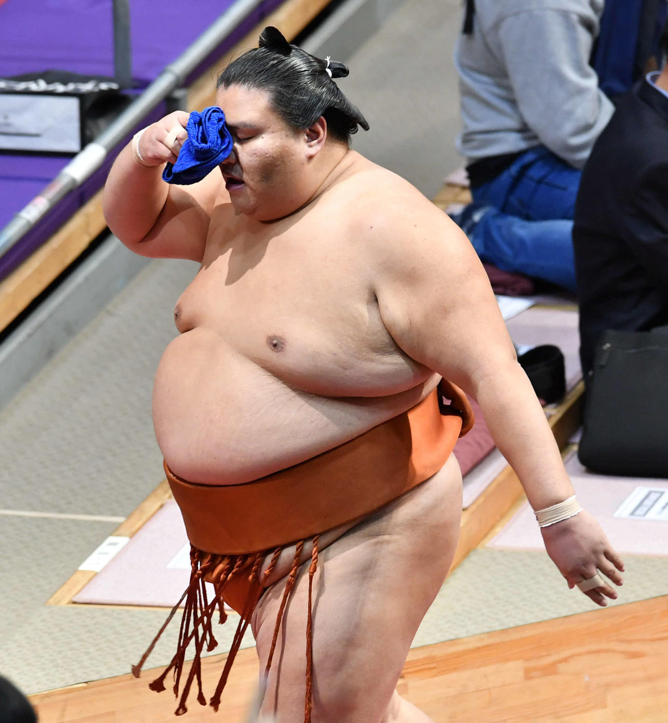 宝富士に寄り切りで敗れた御嶽海（撮影・岩下翔太）