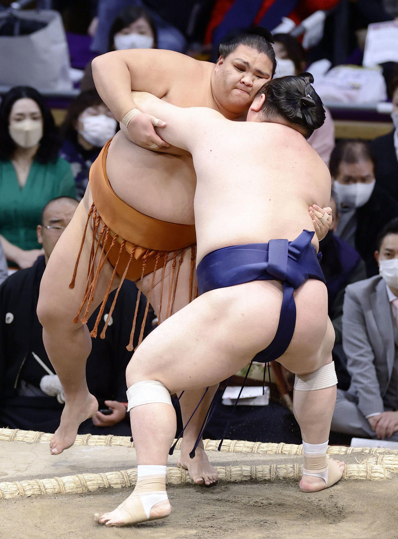 御嶽海（左）が寄り切りで宝富士に敗れる（共同）