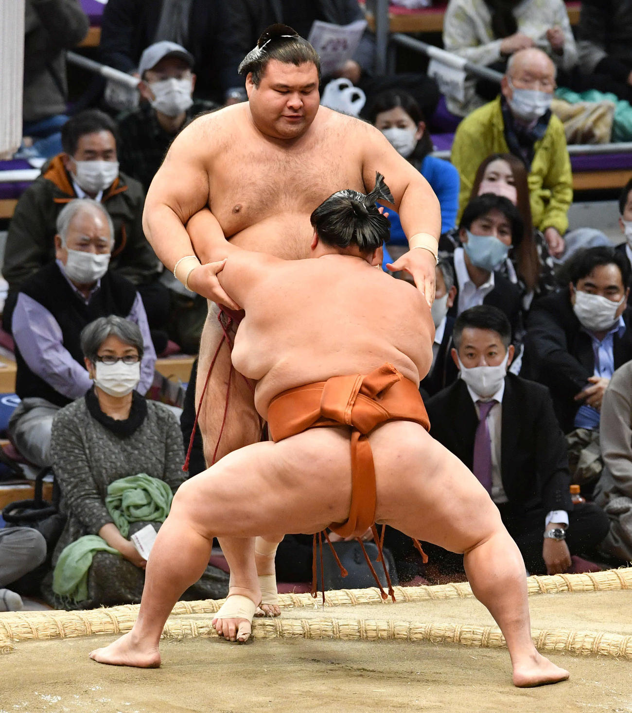 御嶽海は高安（奥）を寄り切りで破る（撮影・岩下翔太）