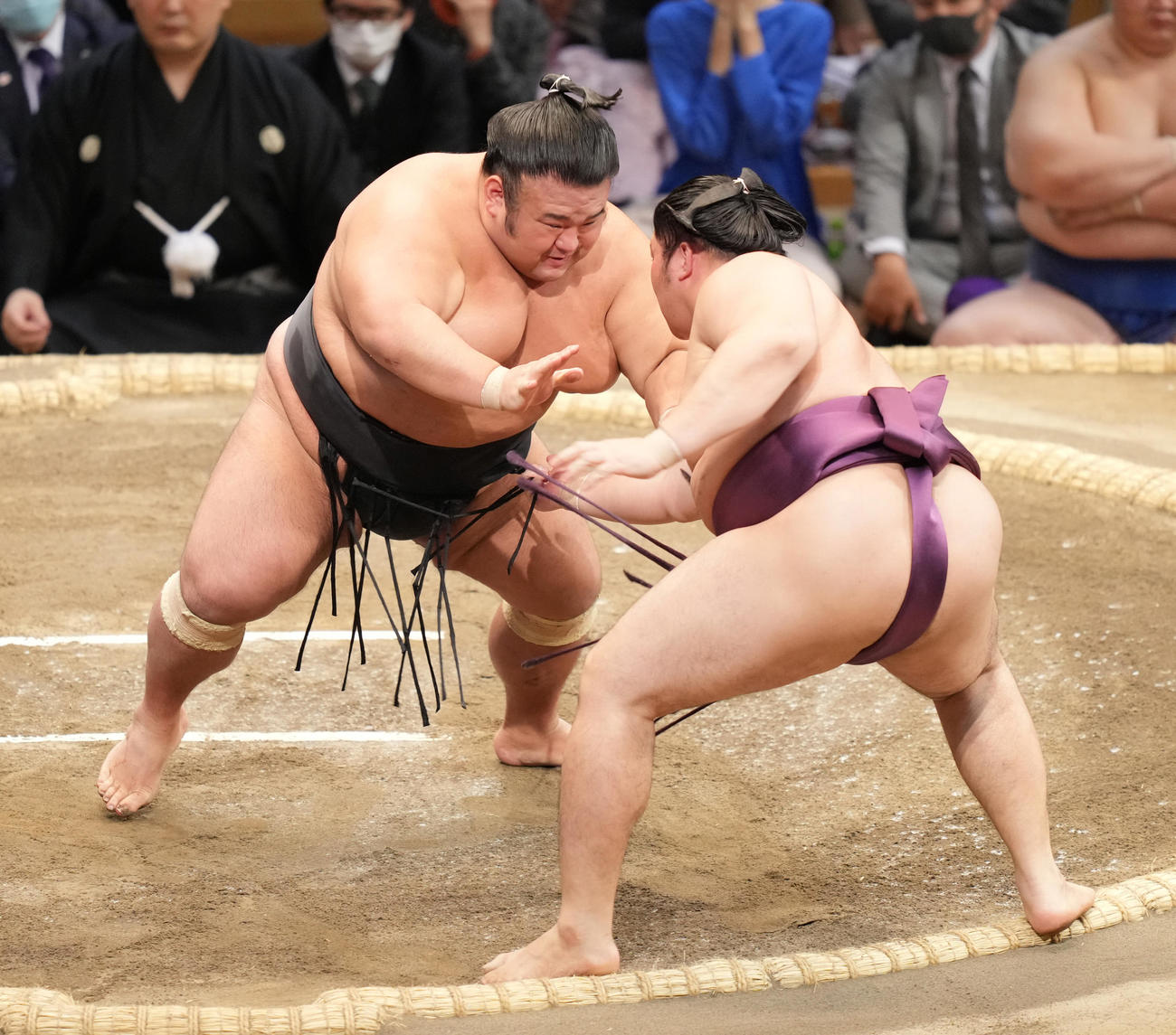 遠藤（右）を押し出しで破る貴景勝（撮影・小沢裕）