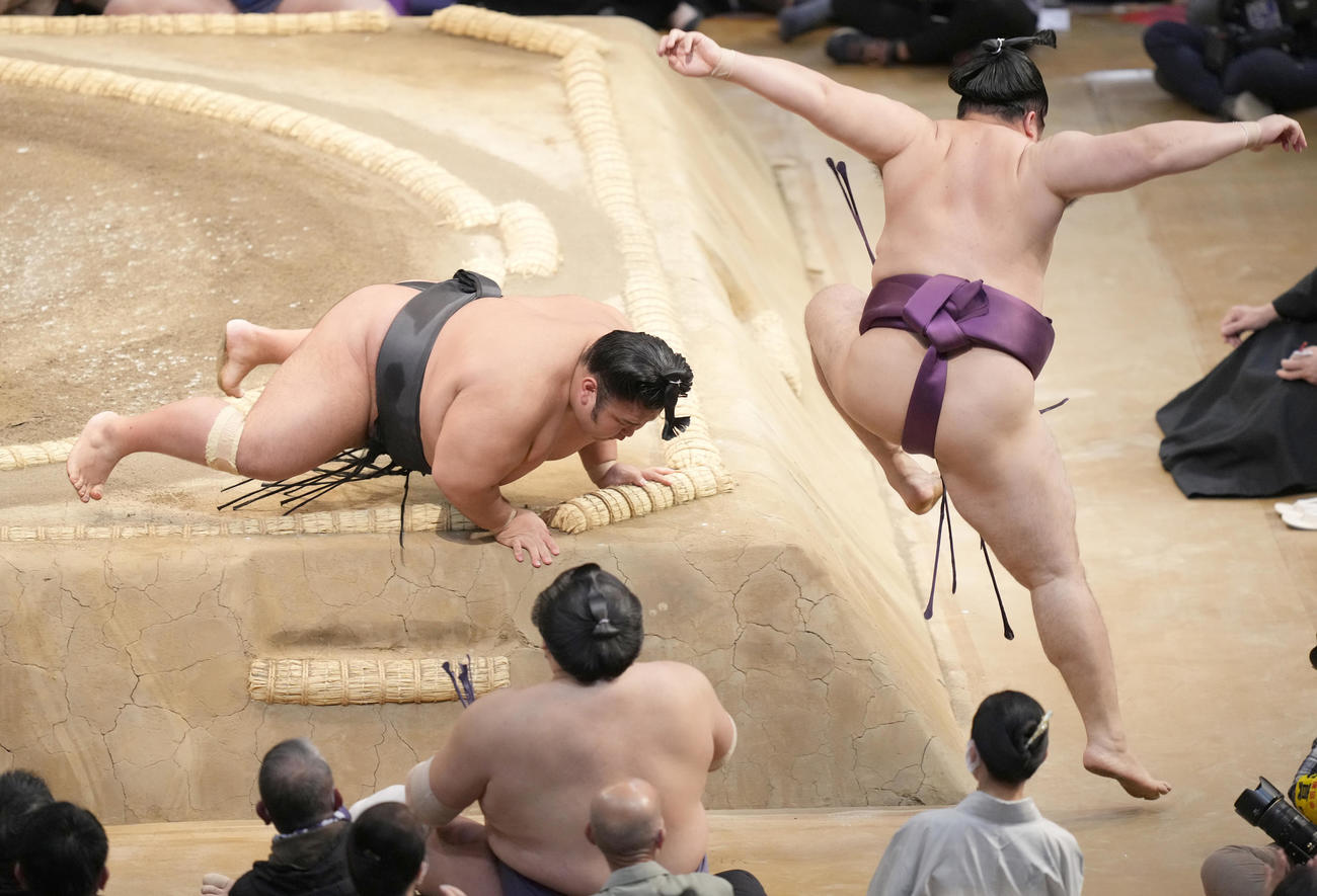 遠藤（右）を押し出しで破る貴景勝（撮影・小沢裕）