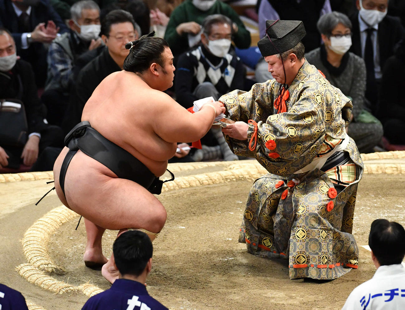 遠藤を押し出しで破り、懸賞金を受け取る貴景勝（撮影・岩下翔太）