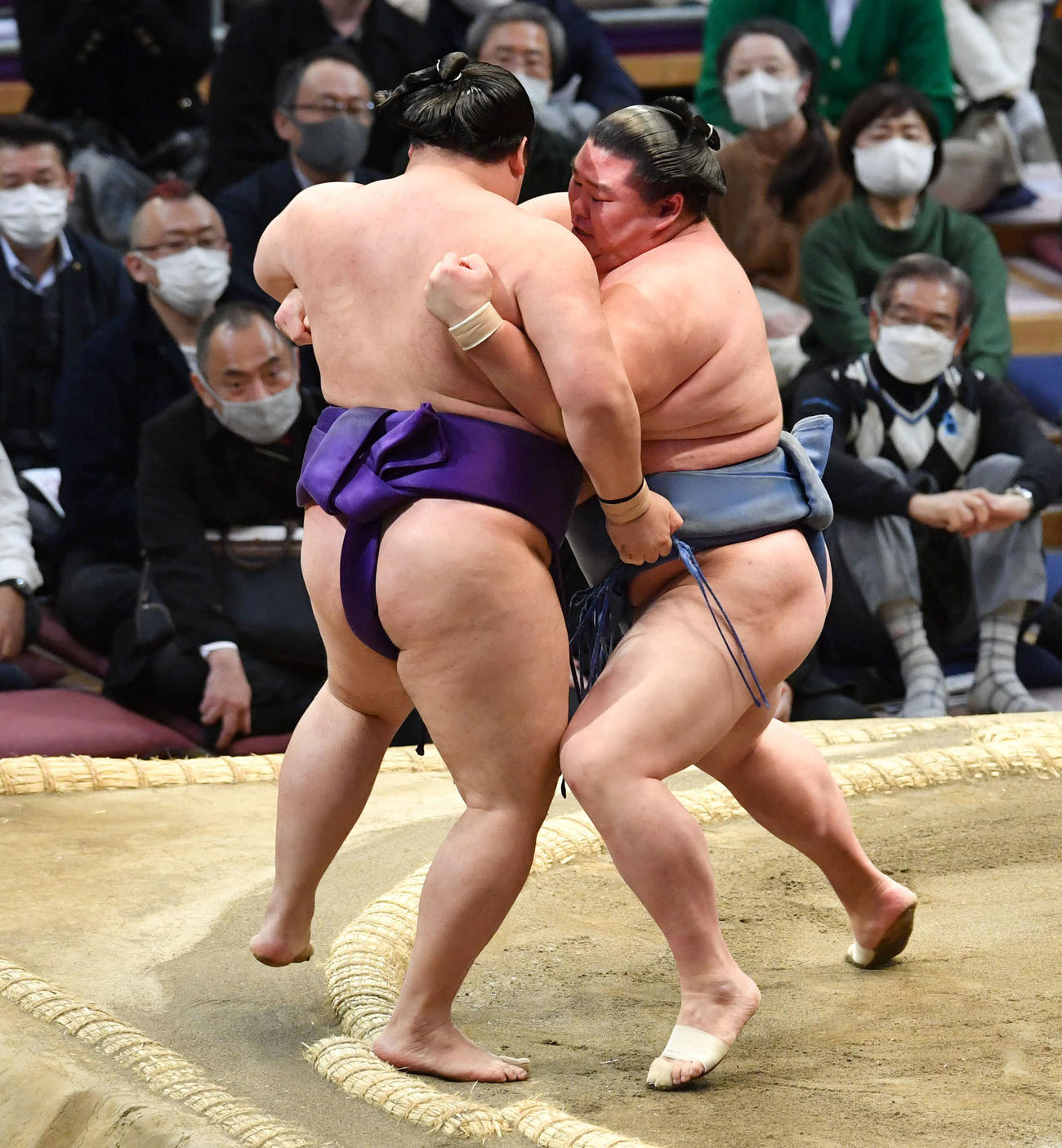 正代は明生（左）を寄り切りで破る（撮影・岩下翔太）