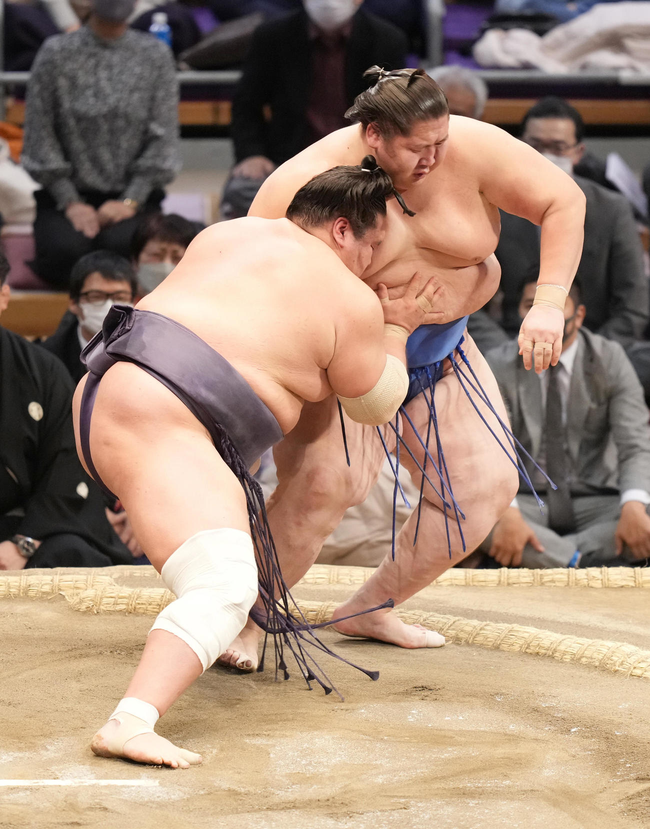 照ノ富士（左）は寄り倒しで逸ノ城を破る（撮影・小沢裕）