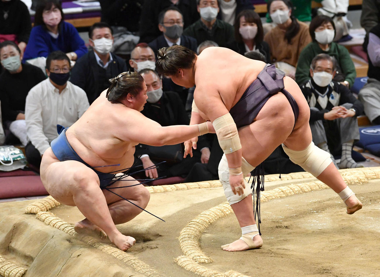 照ノ富士は逸ノ城（左）を寄り倒しで破る（撮影・岩下翔太）