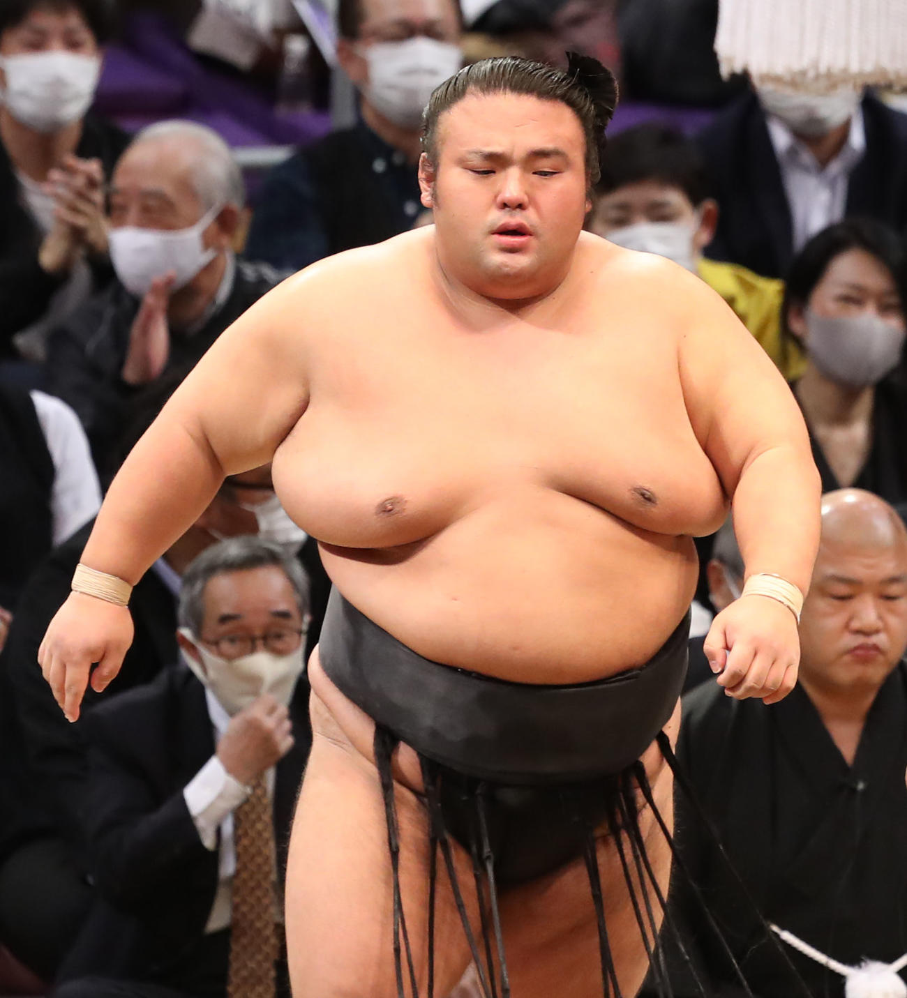 高安を送り出しで破る貴景勝（撮影・屋方直哉）