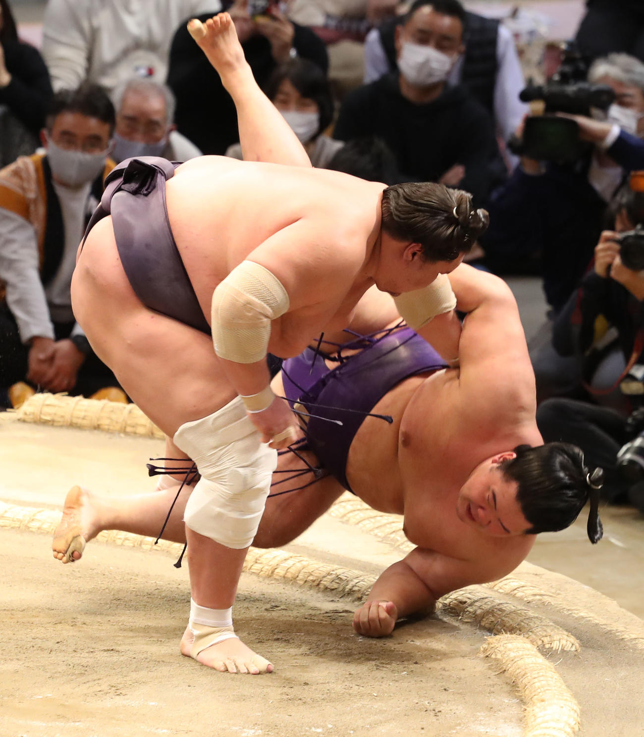 明生（右）を掛け投げで破る照ノ富士（撮影・屋方直哉）