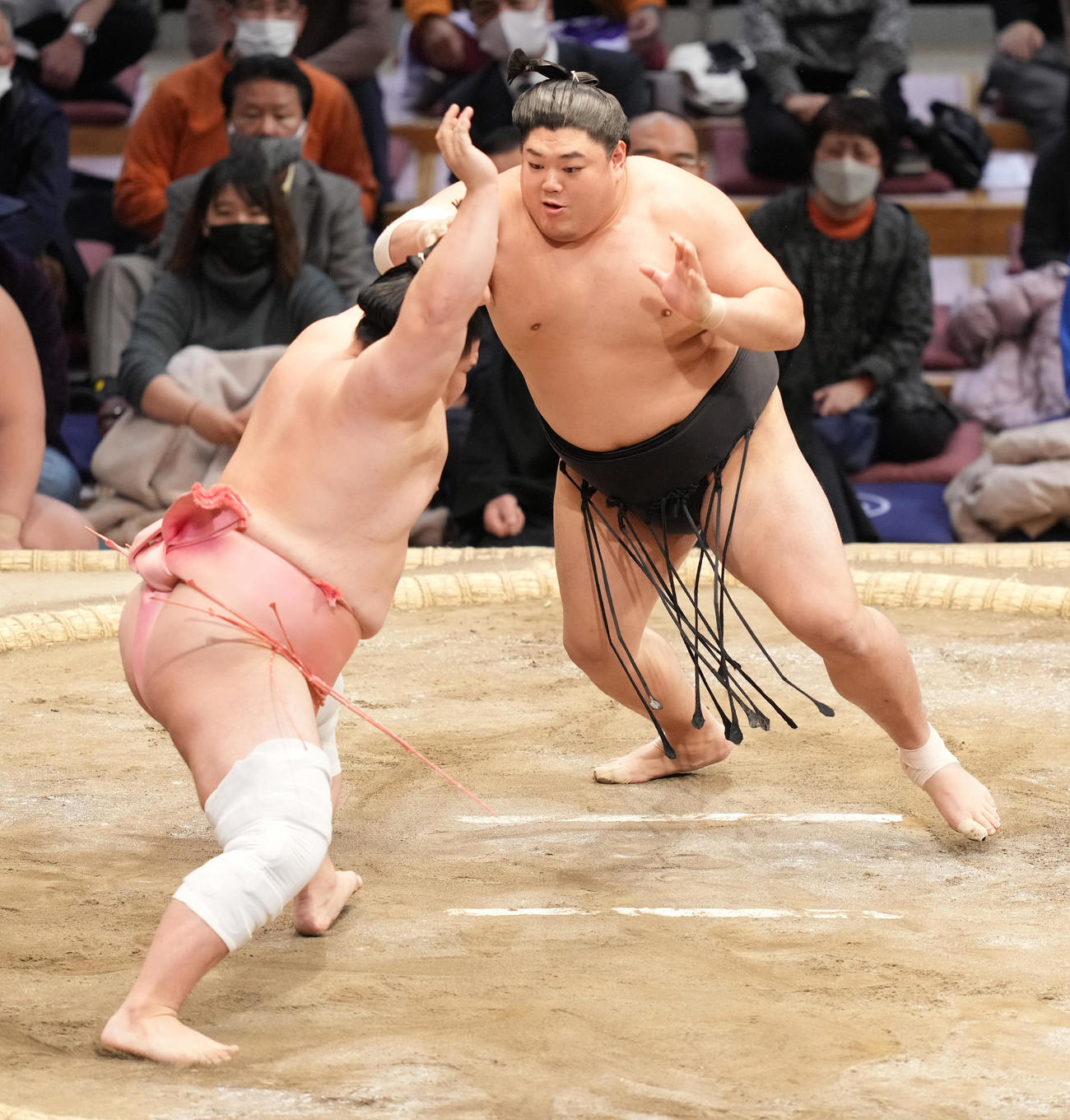 突き押しで宇良（左）を攻める阿炎（撮影・小沢裕）