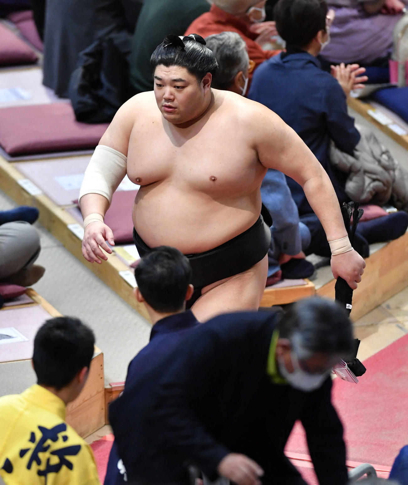 大相撲九州場所11日目、宇良を突き倒しで破り、花道を引き揚げる阿炎（撮影・岩下翔太）